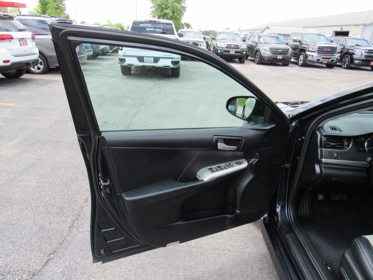 Toyota Camry 4dr Sdn I4 Auto SE (Natl) 2013