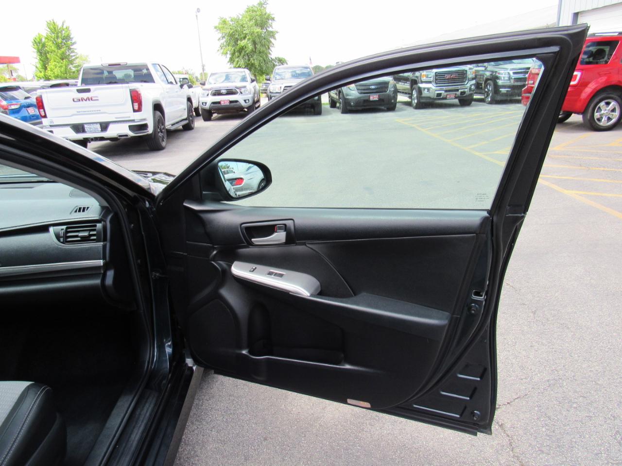 Toyota Camry 4dr Sdn I4 Auto SE (Natl) 2013