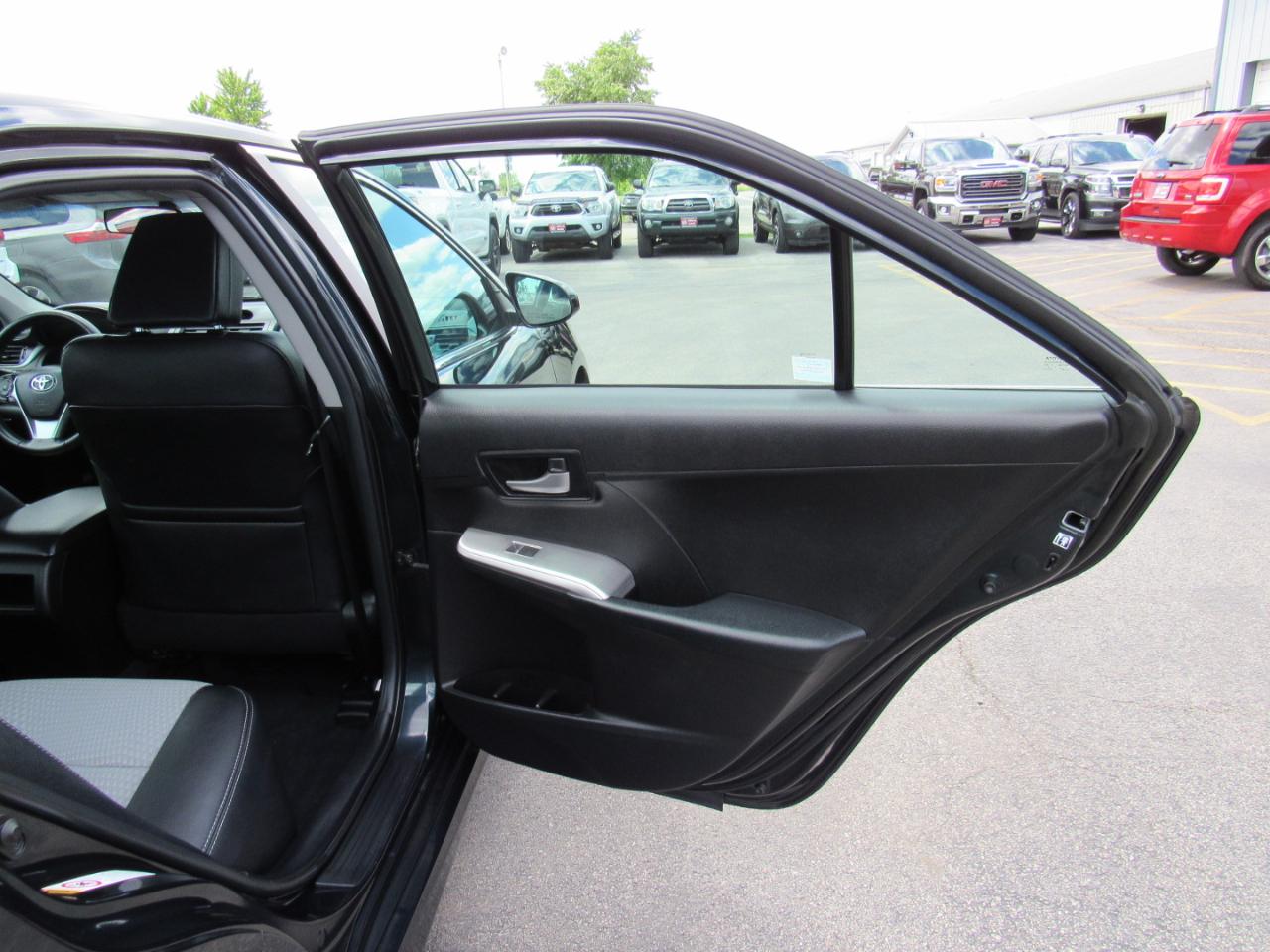 Toyota Camry 4dr Sdn I4 Auto SE (Natl) 2013