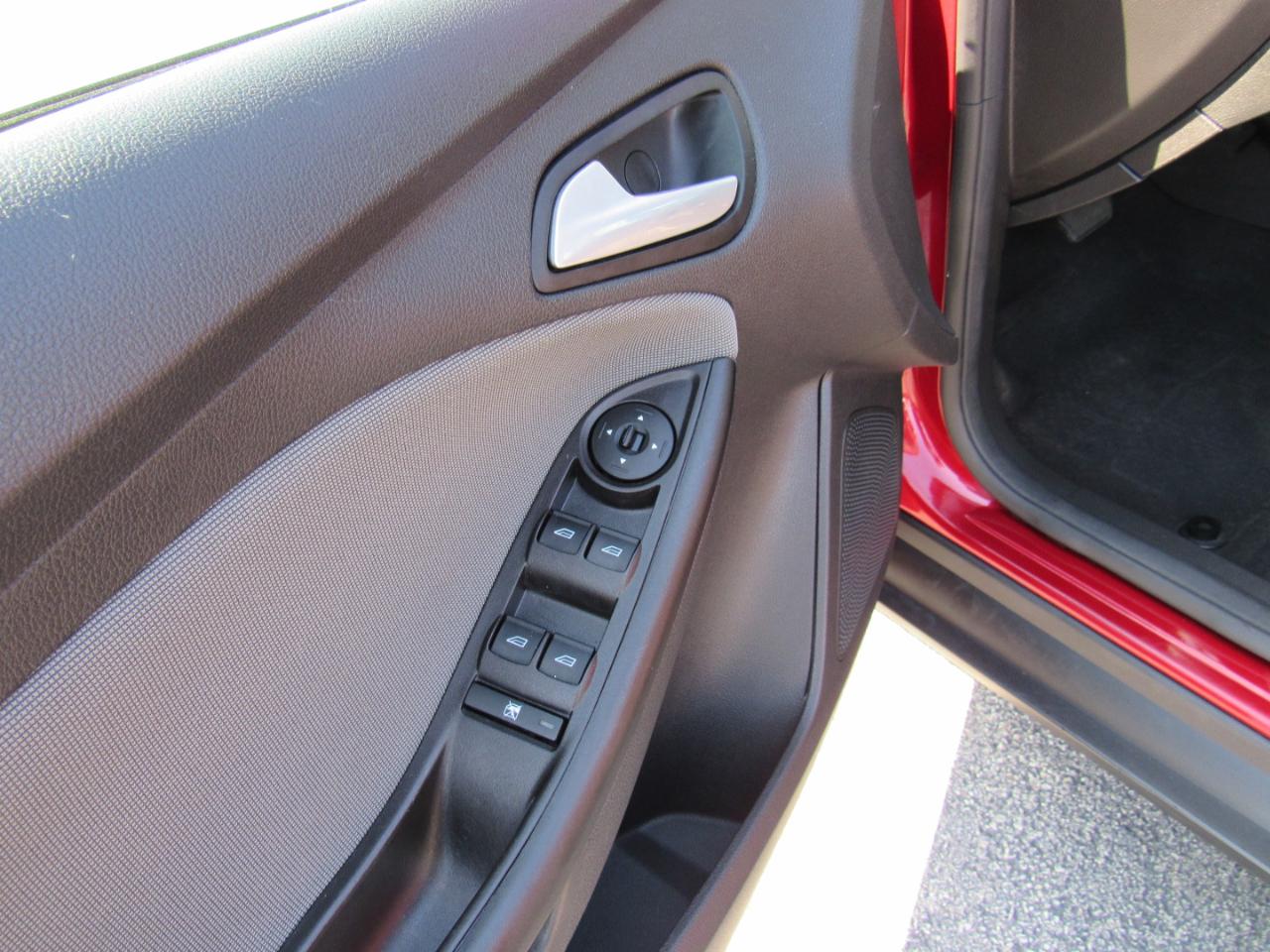 Ford Focus 4dr Sdn SE 2013