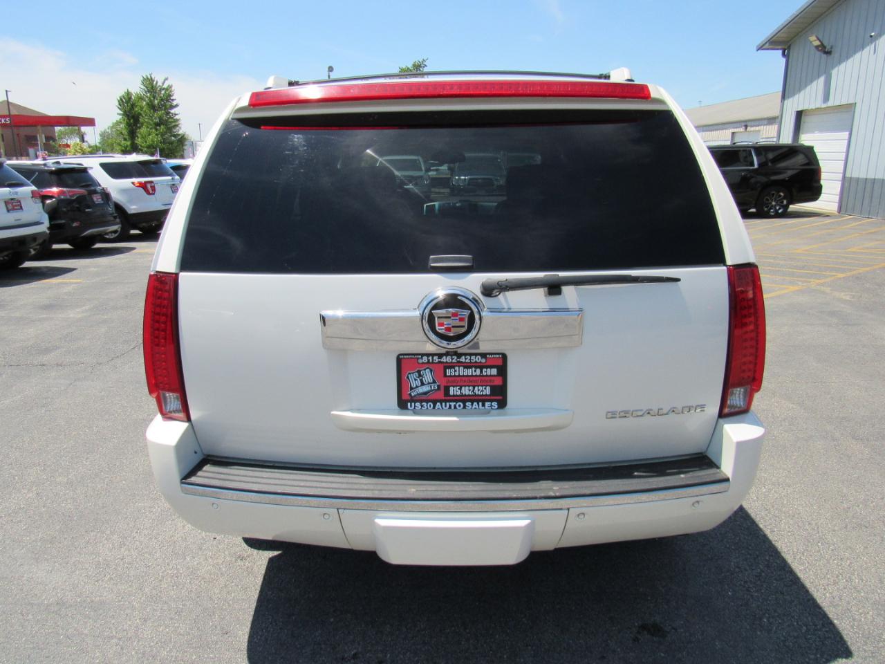 Cadillac Escalade AWD 4dr Luxury 2010