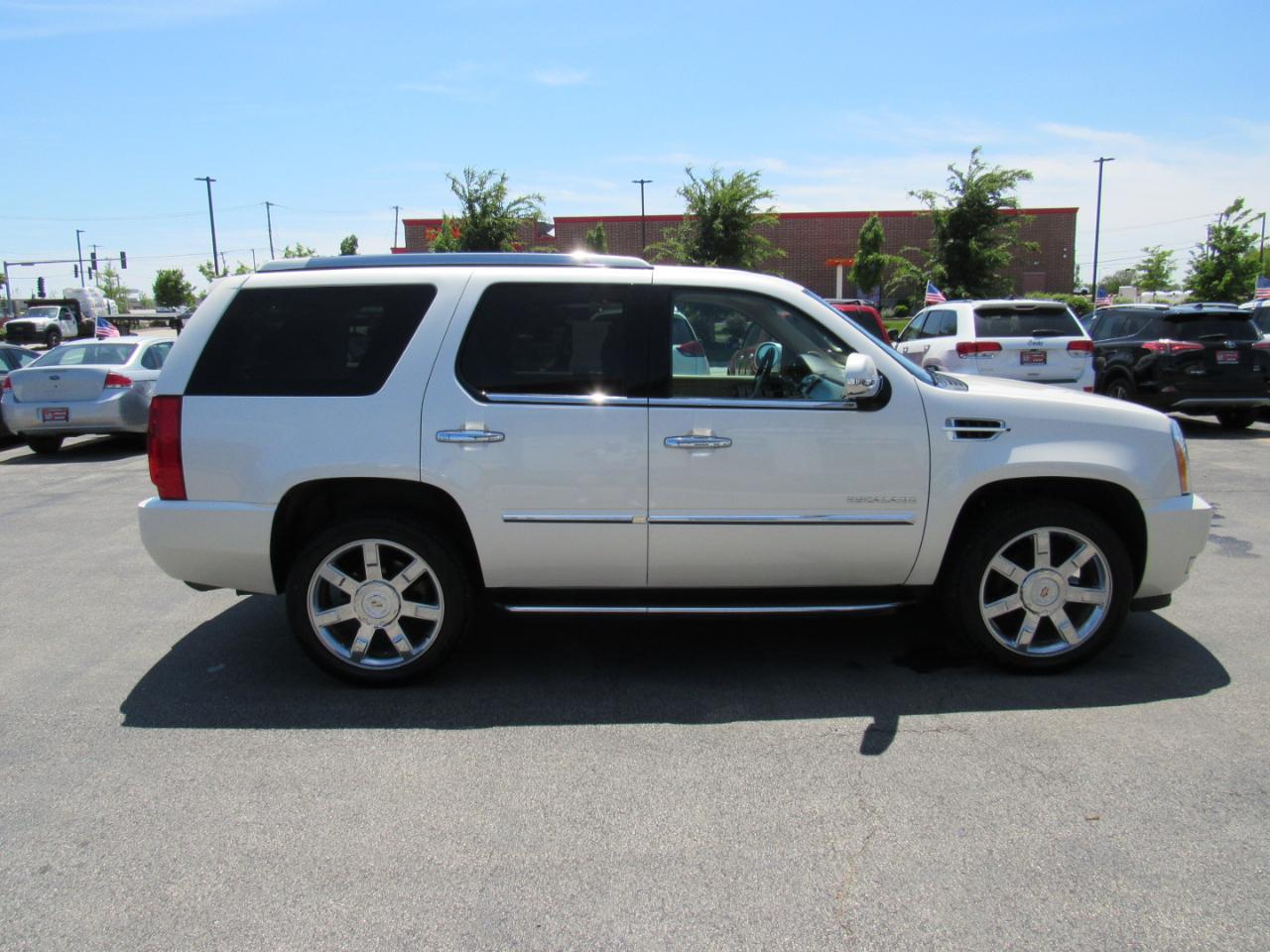 Cadillac Escalade AWD 4dr Luxury 2010