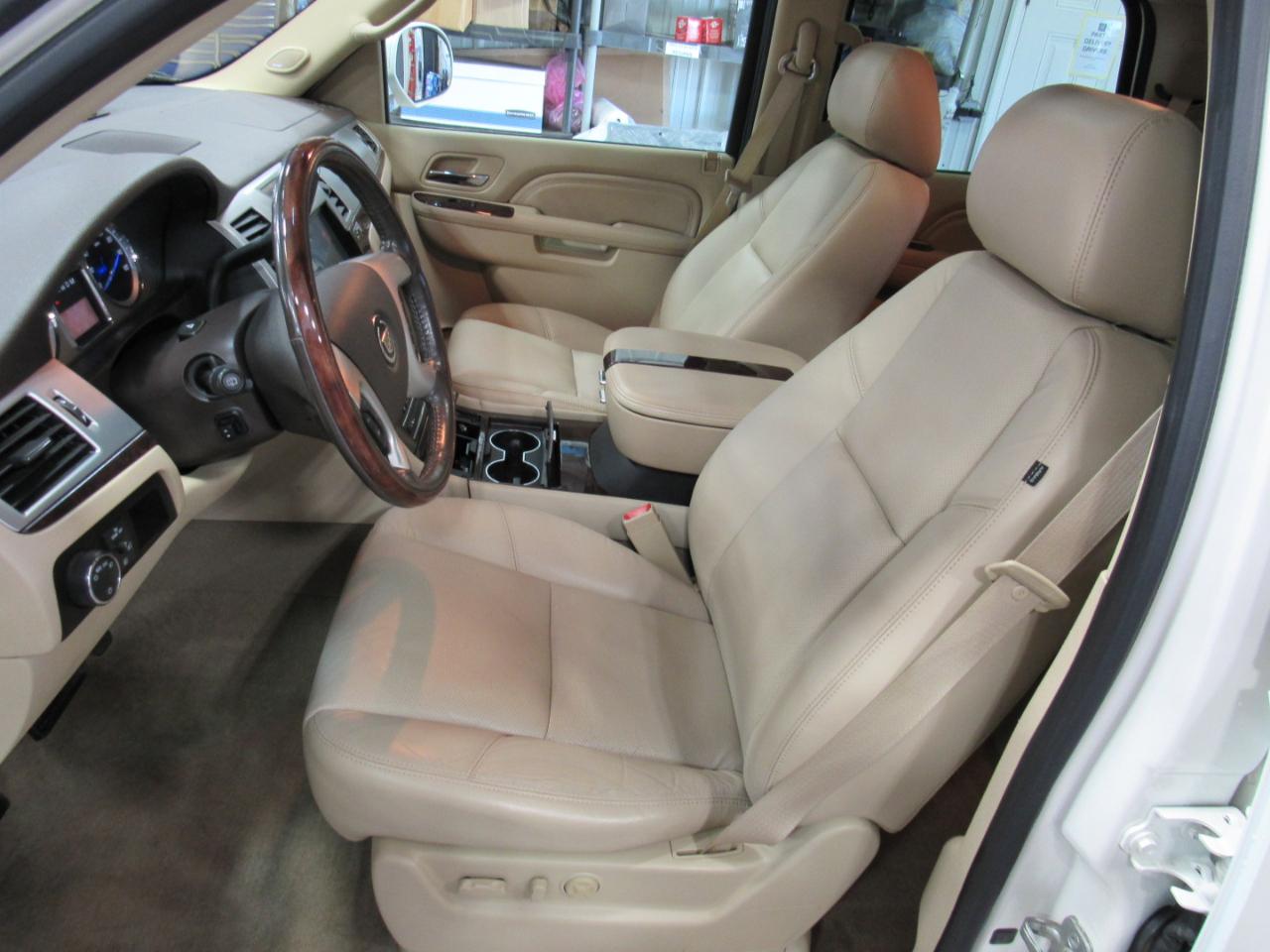 Cadillac Escalade AWD 4dr Luxury 2010