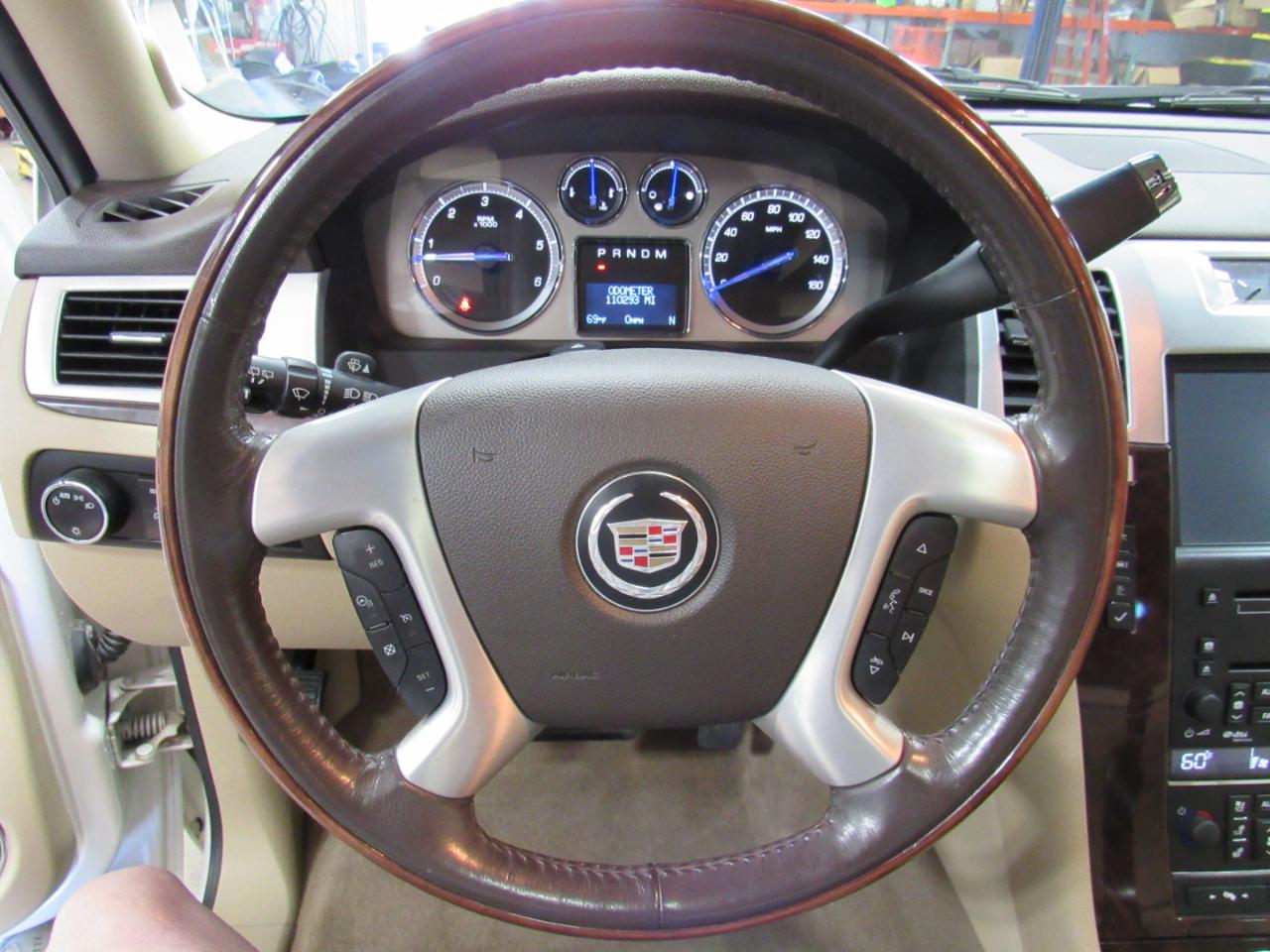 Cadillac Escalade AWD 4dr Luxury 2010