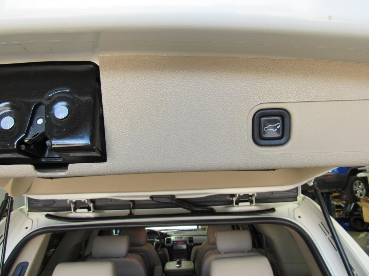 Cadillac Escalade AWD 4dr Luxury 2010