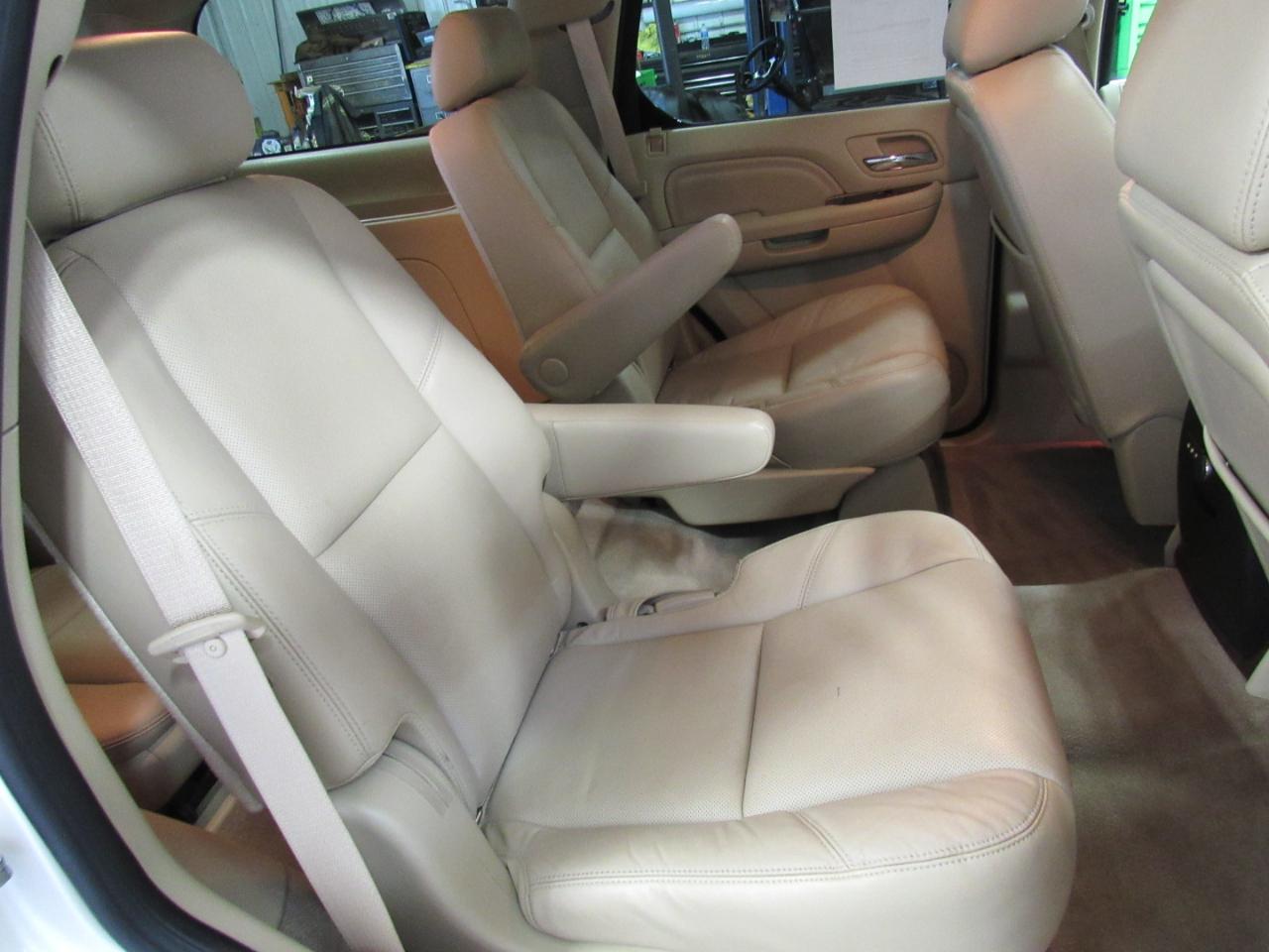 Cadillac Escalade AWD 4dr Luxury 2010