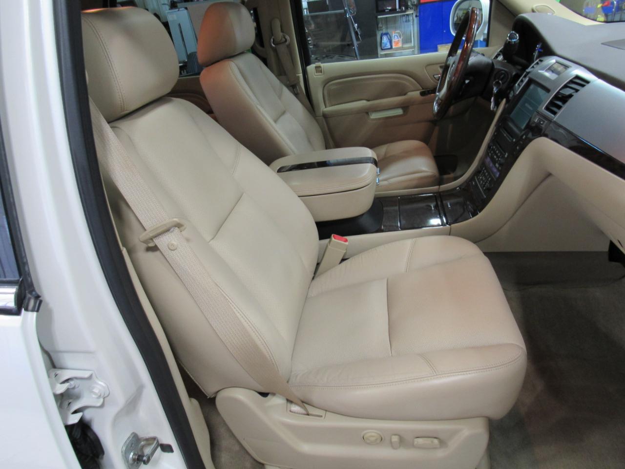 Cadillac Escalade AWD 4dr Luxury 2010
