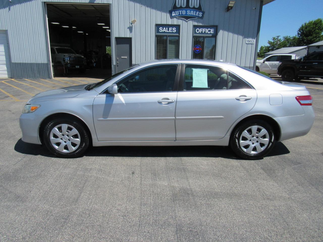 Toyota Camry 4dr Sdn I4 Auto LE (Natl) 2011
