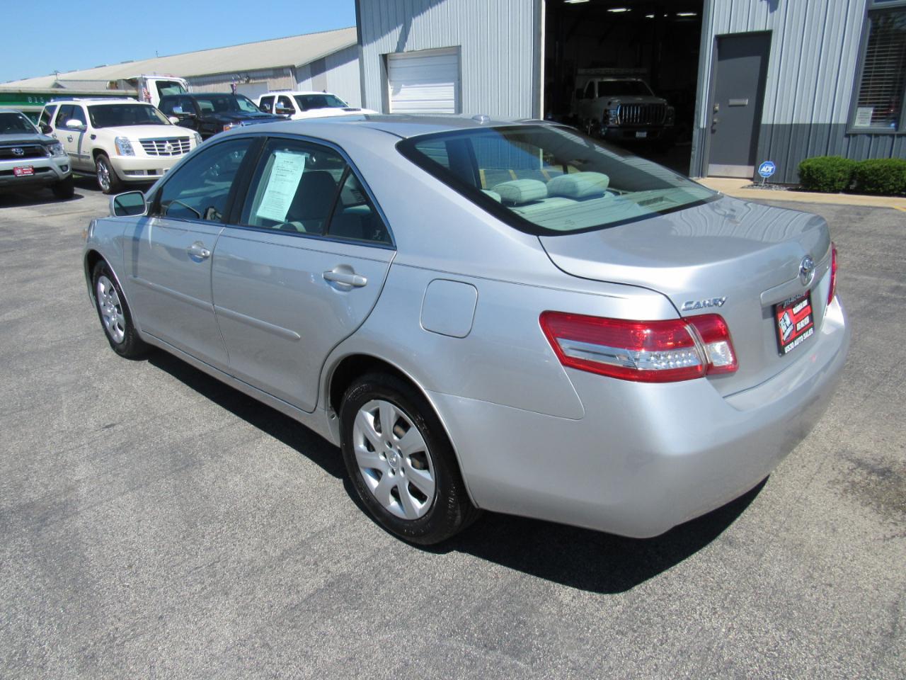 Toyota Camry 4dr Sdn I4 Auto LE (Natl) 2011