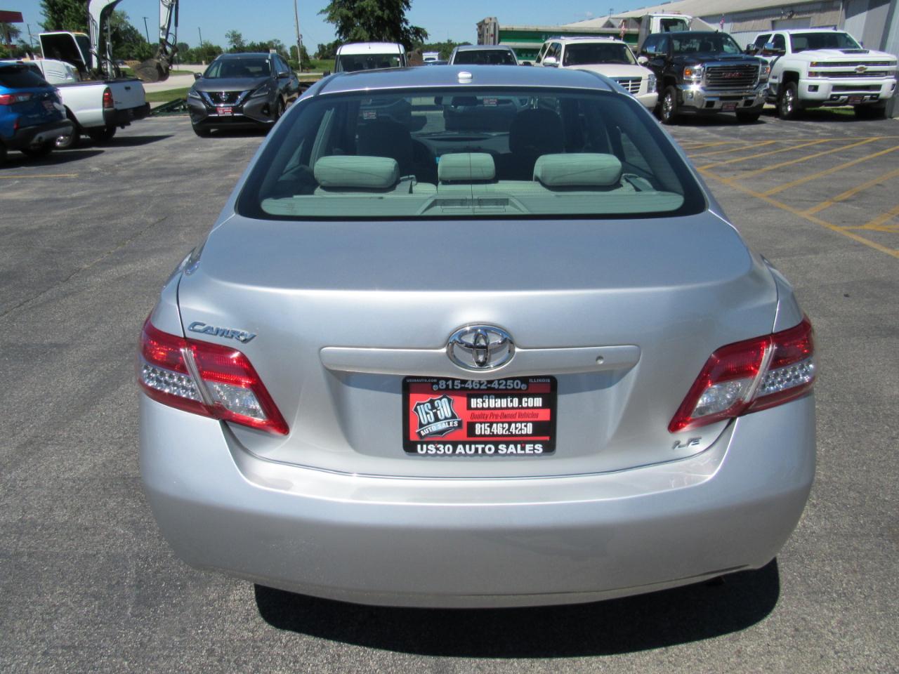 Toyota Camry 4dr Sdn I4 Auto LE (Natl) 2011