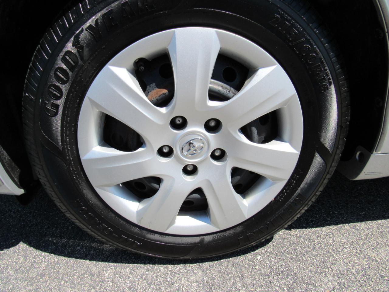 Toyota Camry 4dr Sdn I4 Auto LE (Natl) 2011