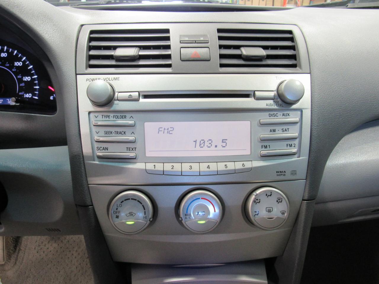 Toyota Camry 4dr Sdn I4 Auto LE (Natl) 2011