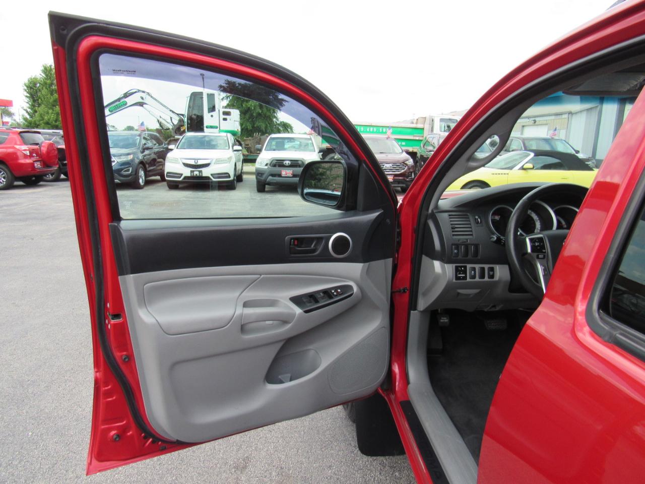 Toyota Tacoma 4WD Double Cab LB V6 AT (Natl) 2015