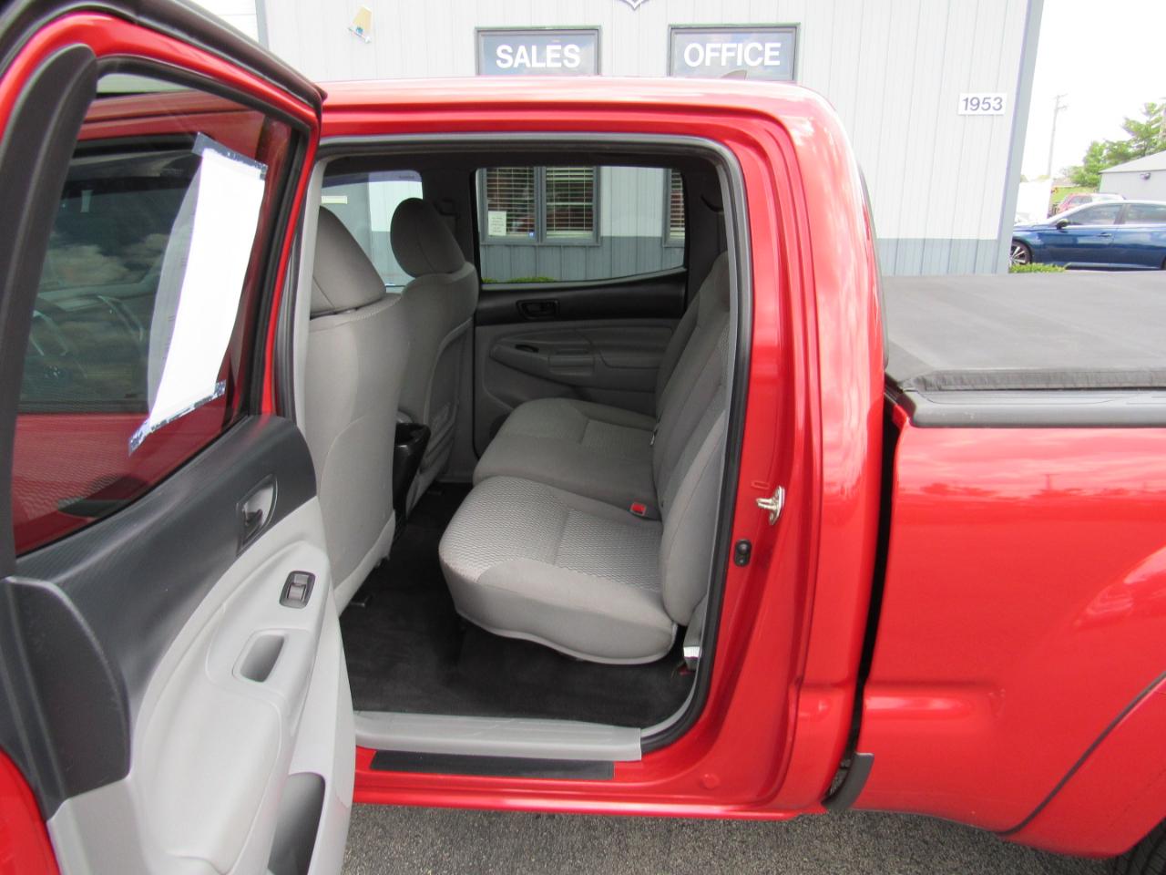 Toyota Tacoma 4WD Double Cab LB V6 AT (Natl) 2015