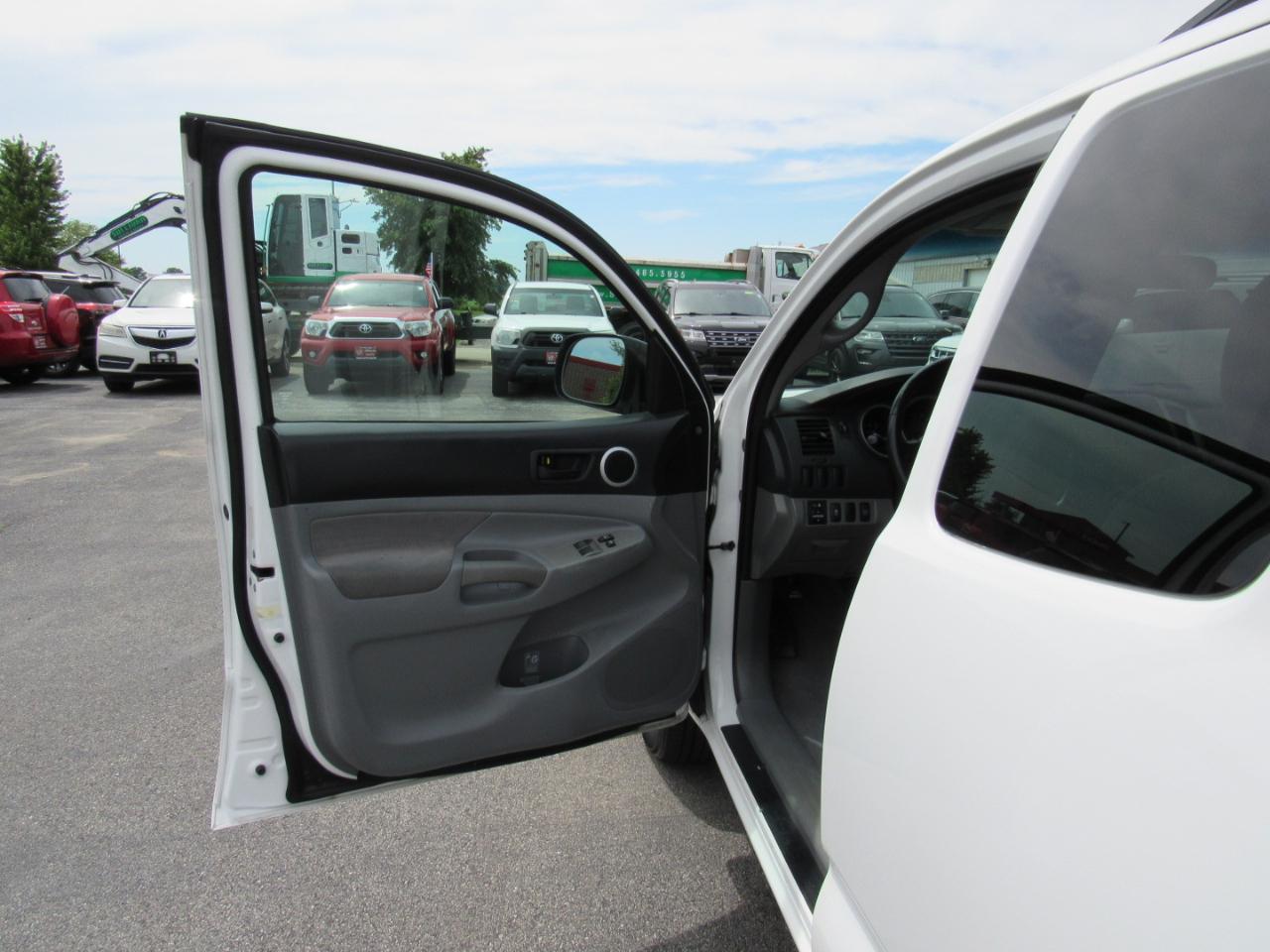 Toyota Tacoma 2WD Access I4 MT (Natl) 2009