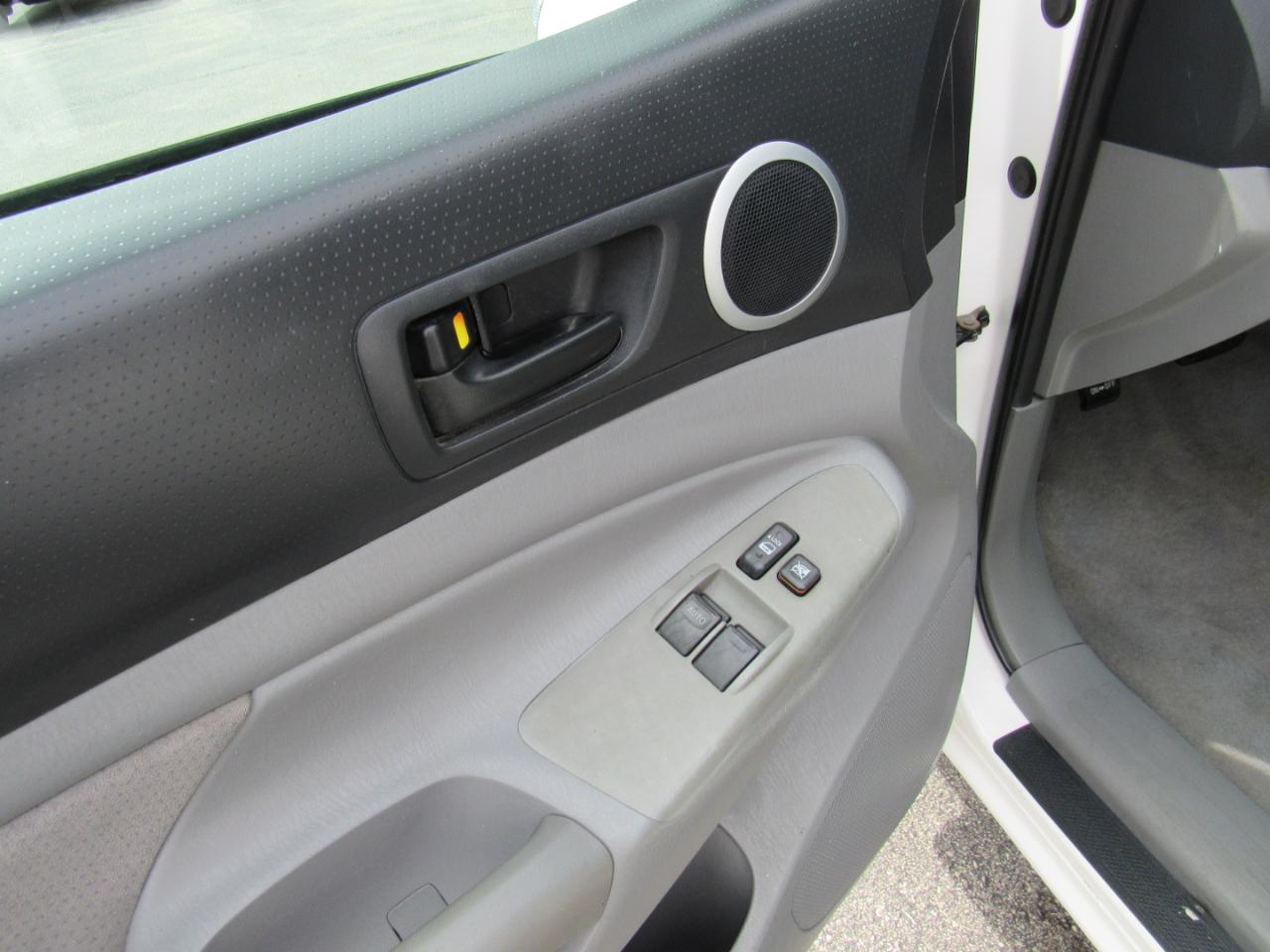 Toyota Tacoma 2WD Access I4 MT (Natl) 2009