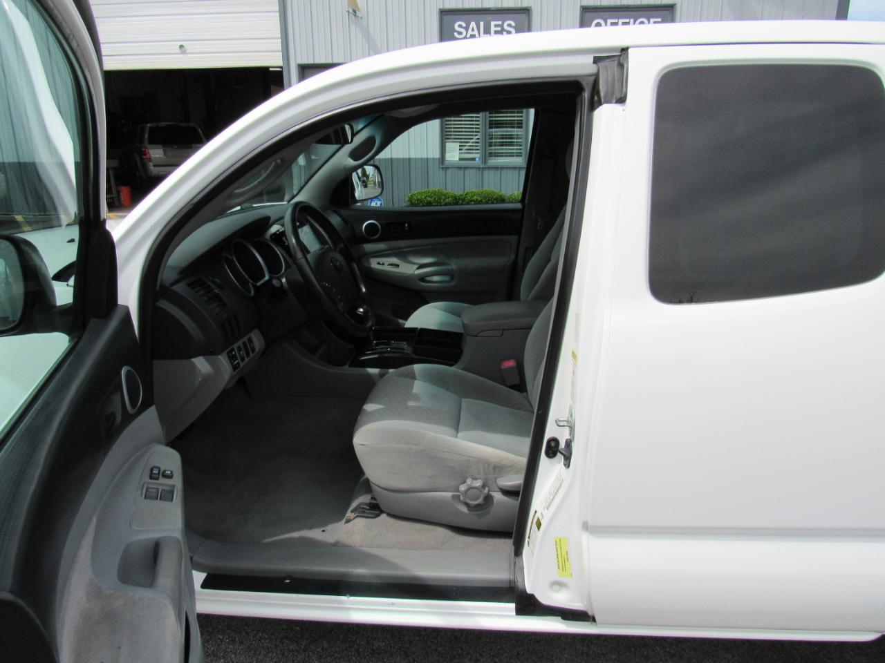 Toyota Tacoma 2WD Access I4 MT (Natl) 2009