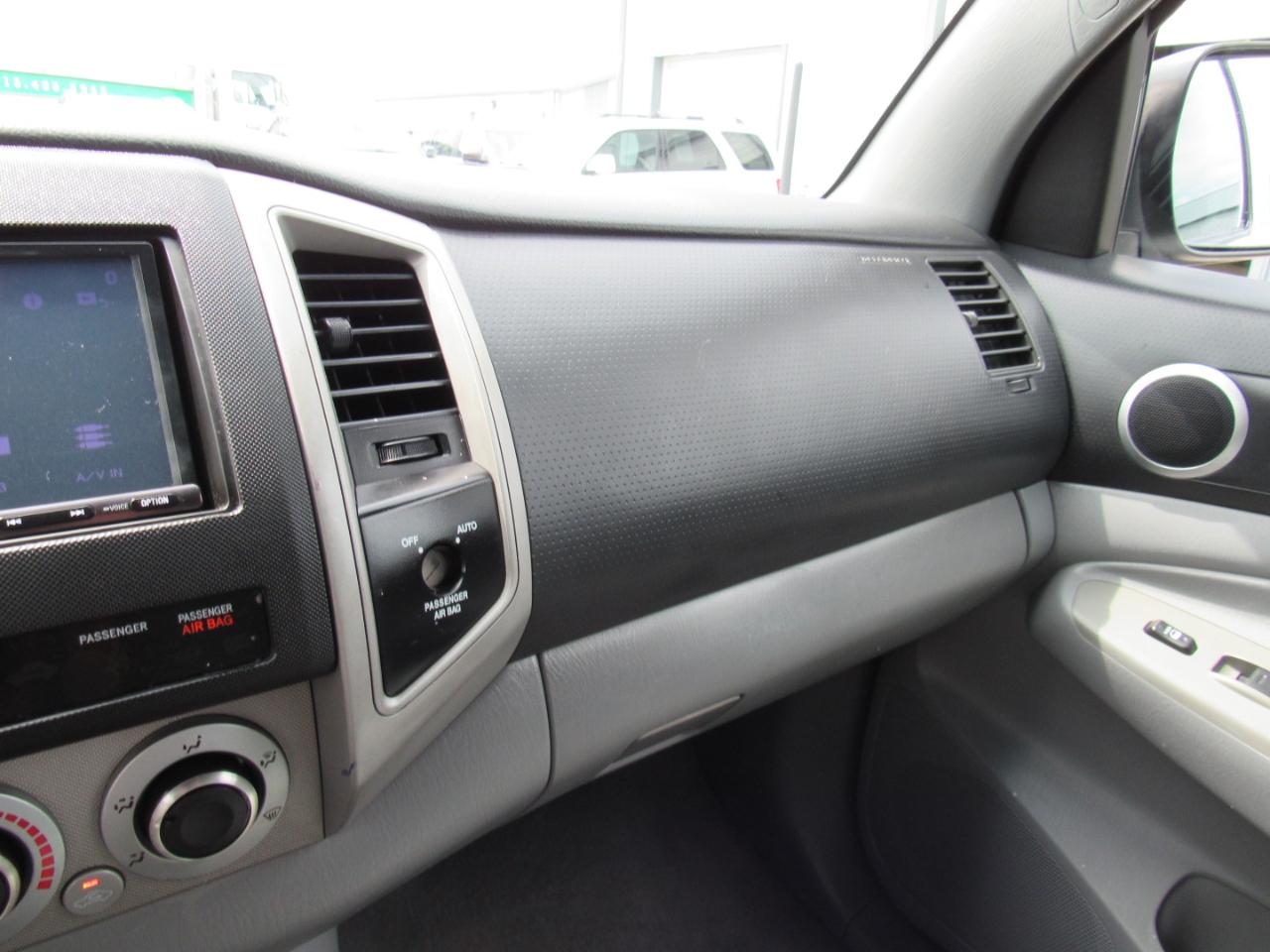 Toyota Tacoma 2WD Access I4 MT (Natl) 2009