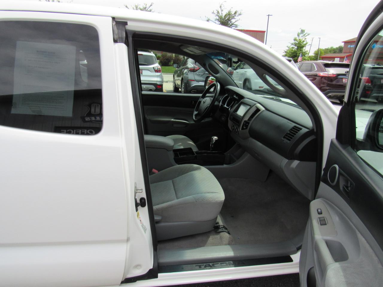 Toyota Tacoma 2WD Access I4 MT (Natl) 2009