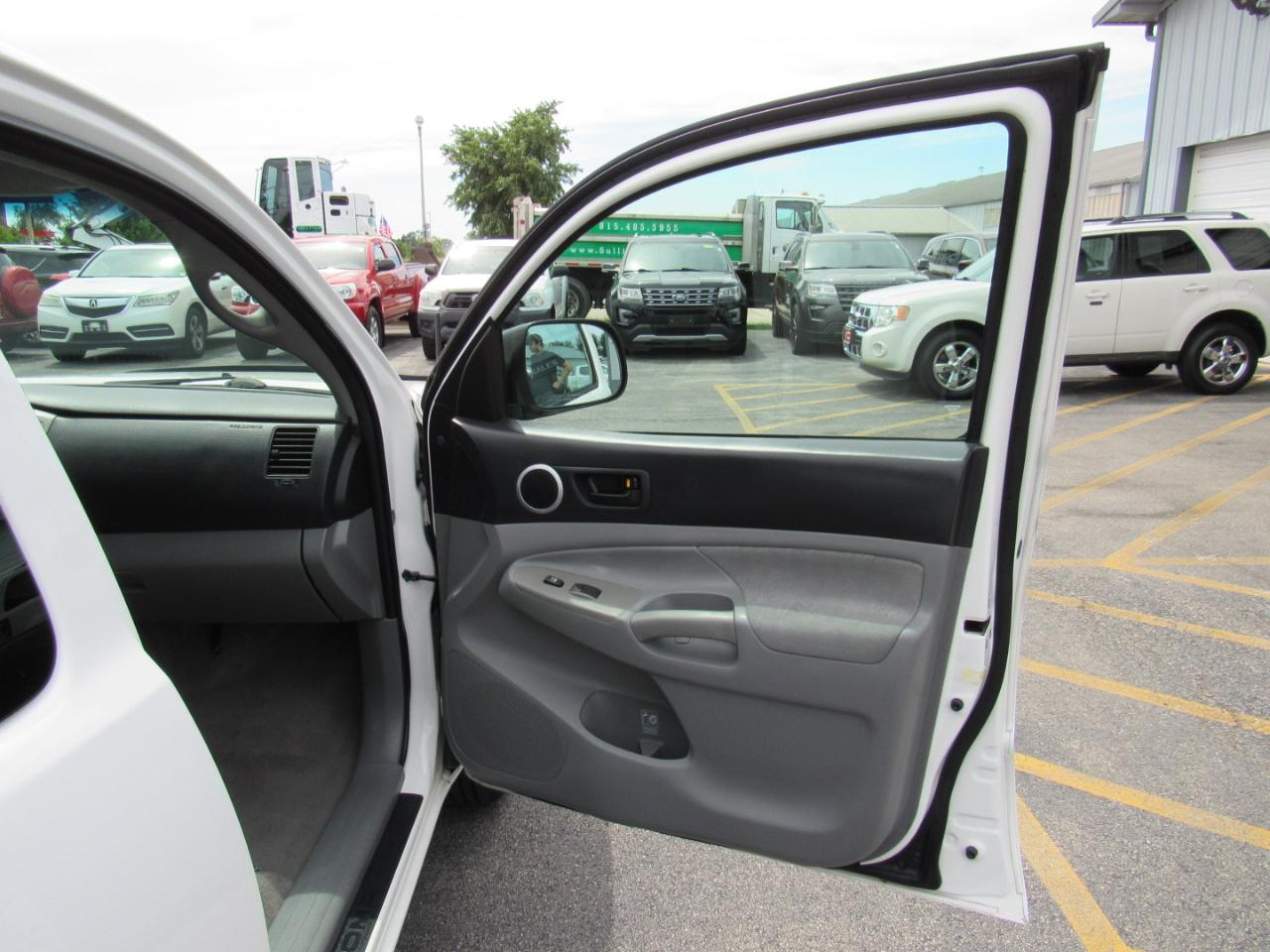 Toyota Tacoma 2WD Access I4 MT (Natl) 2009