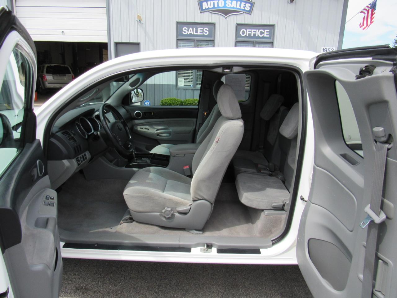 Toyota Tacoma 2WD Access I4 MT (Natl) 2009