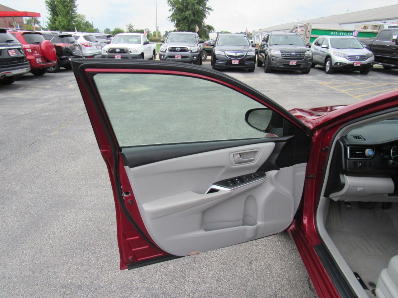 Toyota Camry 4dr Sdn I4 Auto LE (Natl) 2015