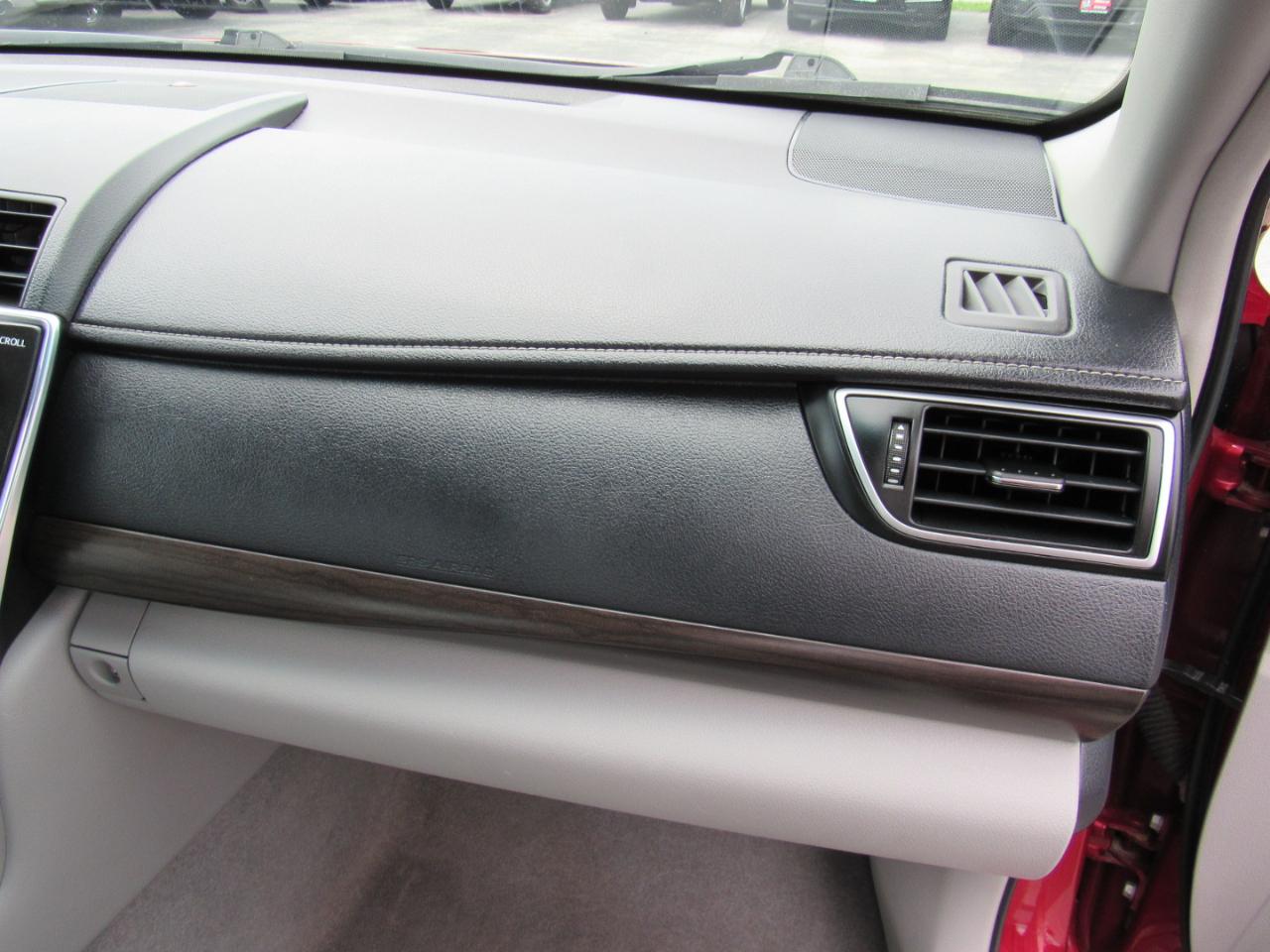Toyota Camry 4dr Sdn I4 Auto LE (Natl) 2015