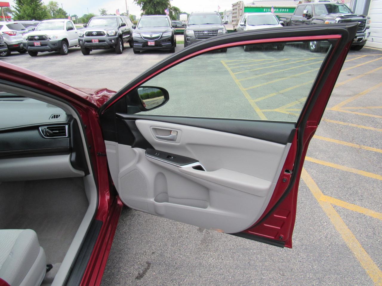 Toyota Camry 4dr Sdn I4 Auto LE (Natl) 2015