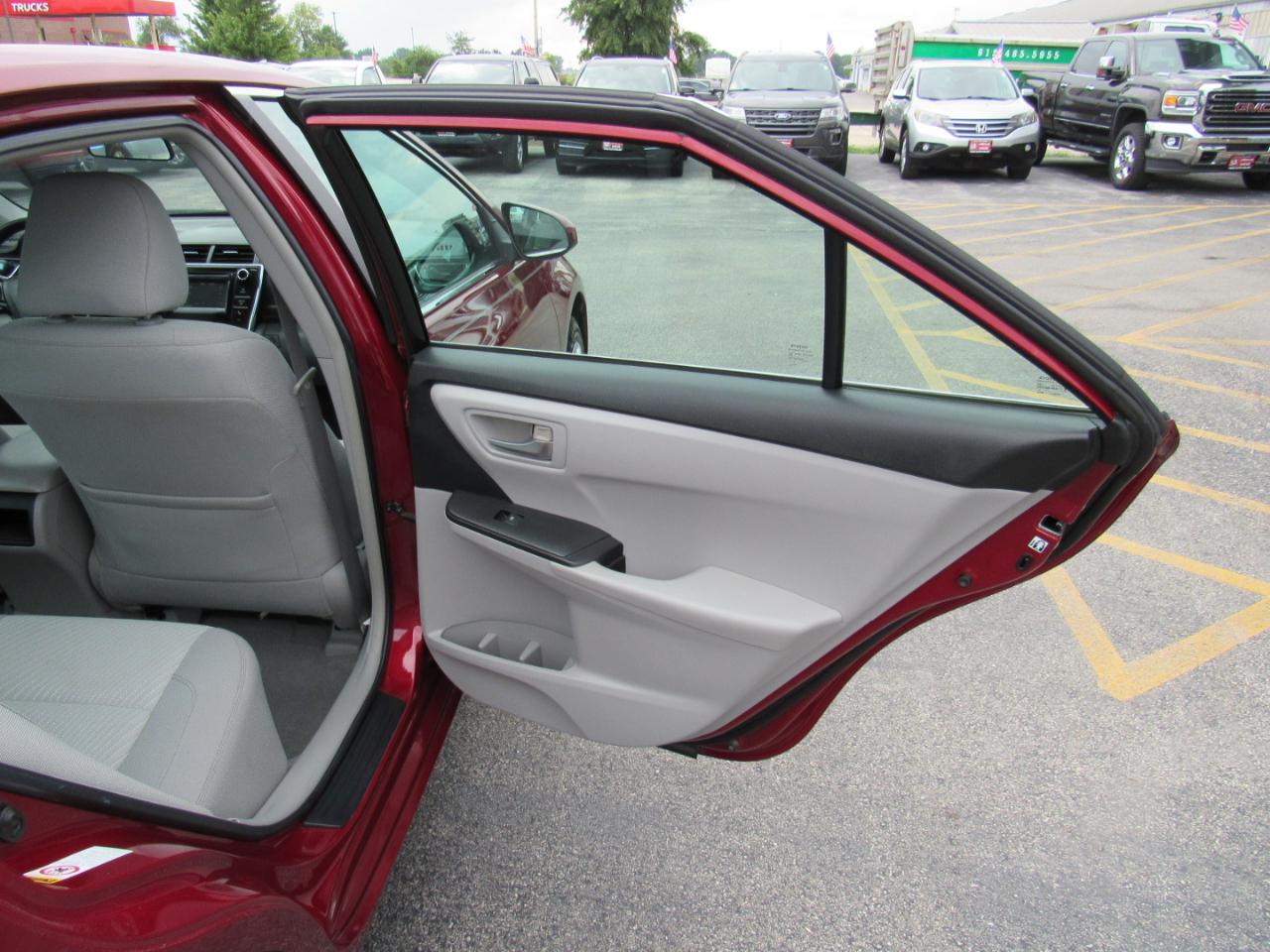 Toyota Camry 4dr Sdn I4 Auto LE (Natl) 2015
