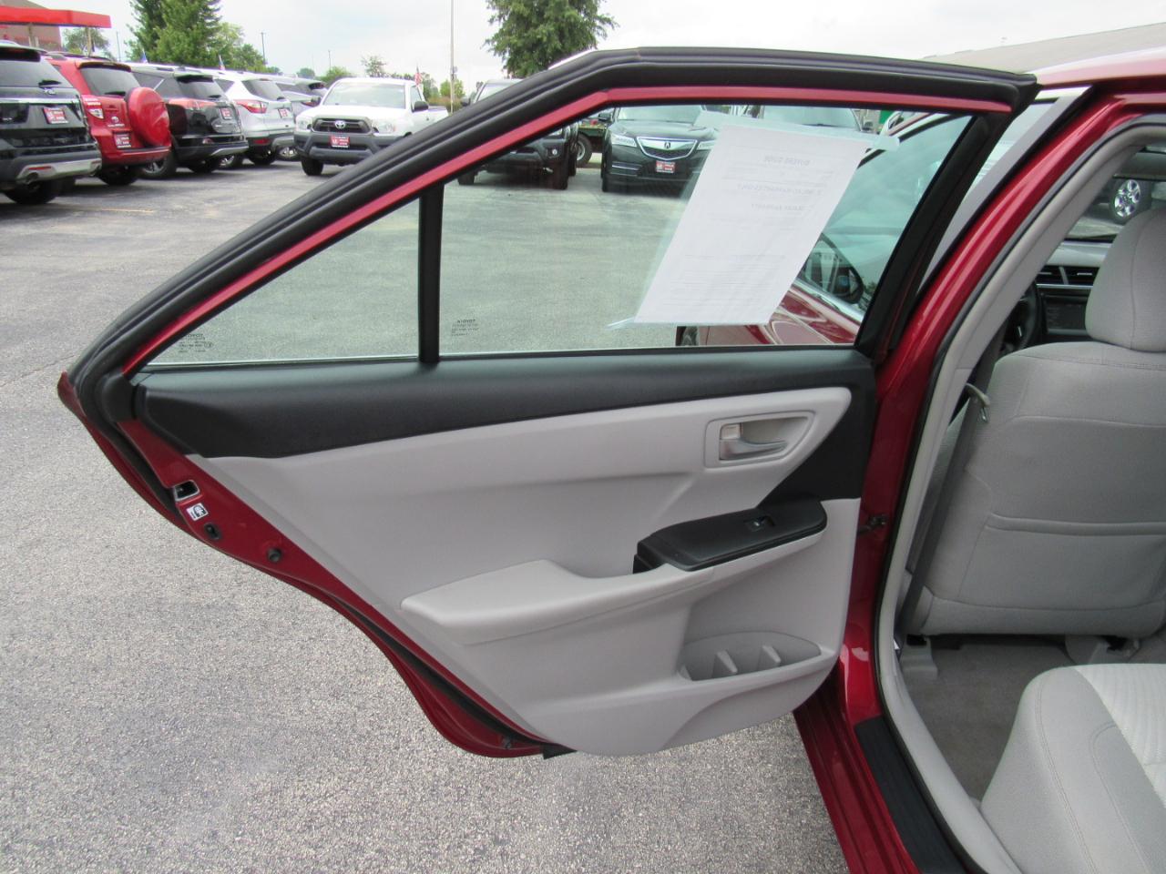 Toyota Camry 4dr Sdn I4 Auto LE (Natl) 2015