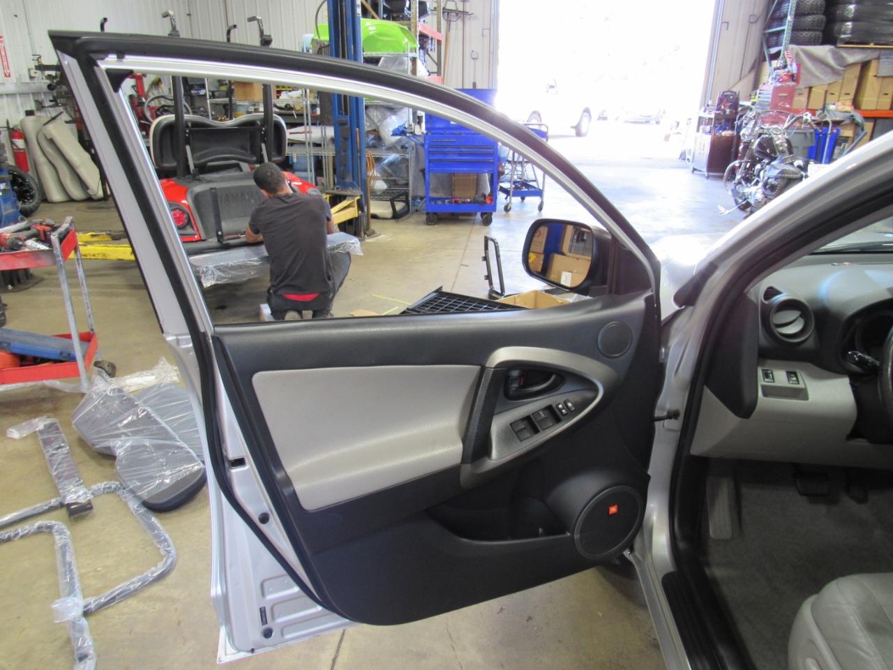 Toyota RAV4 4WD 4dr V6 5-Spd AT Ltd (Natl) 2011
