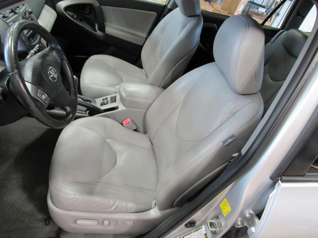 Toyota RAV4 4WD 4dr V6 5-Spd AT Ltd (Natl) 2011