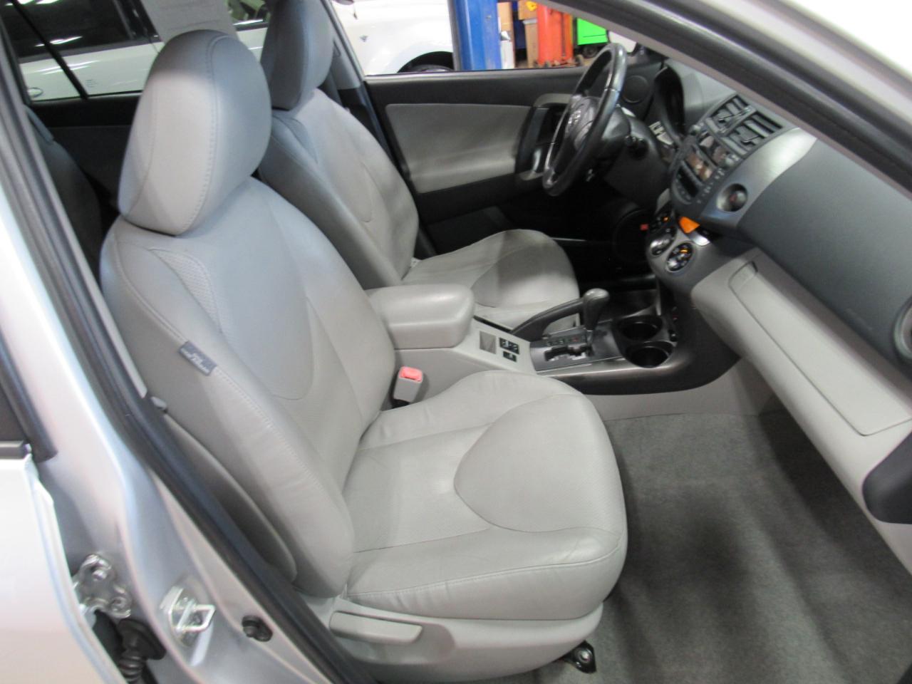Toyota RAV4 4WD 4dr V6 5-Spd AT Ltd (Natl) 2011