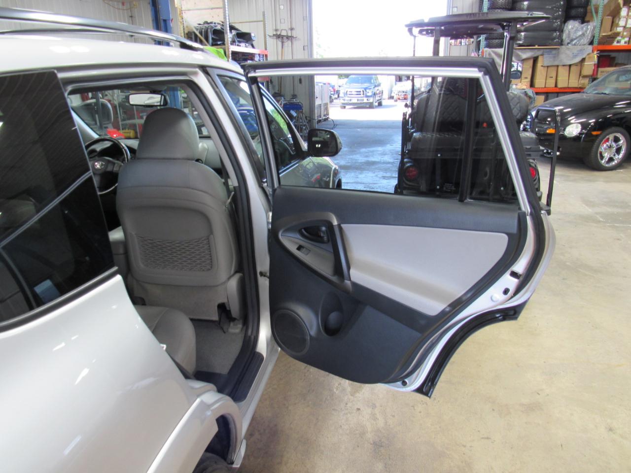 Toyota RAV4 4WD 4dr V6 5-Spd AT Ltd (Natl) 2011