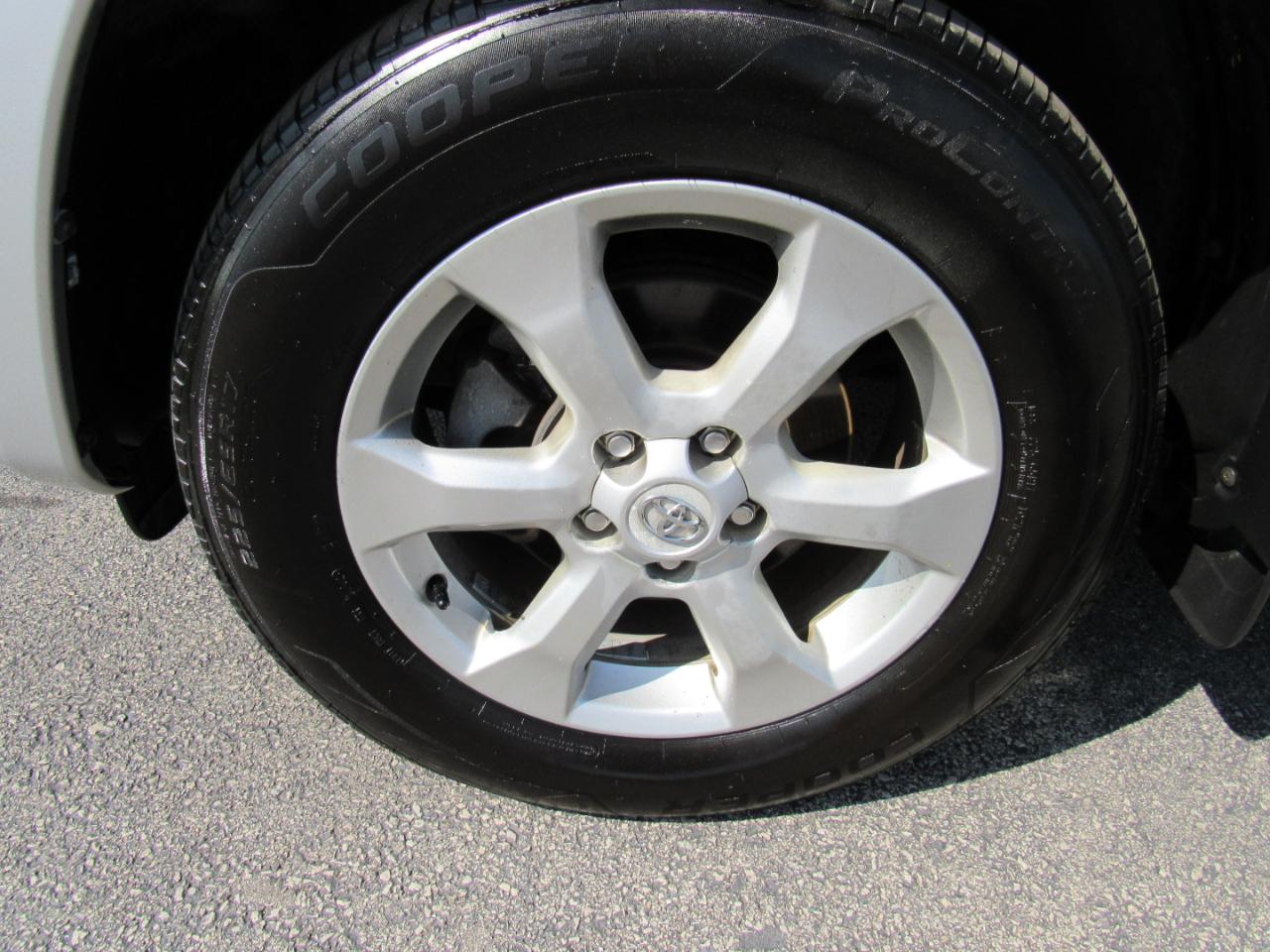 Toyota RAV4 4WD 4dr V6 5-Spd AT Ltd (Natl) 2011