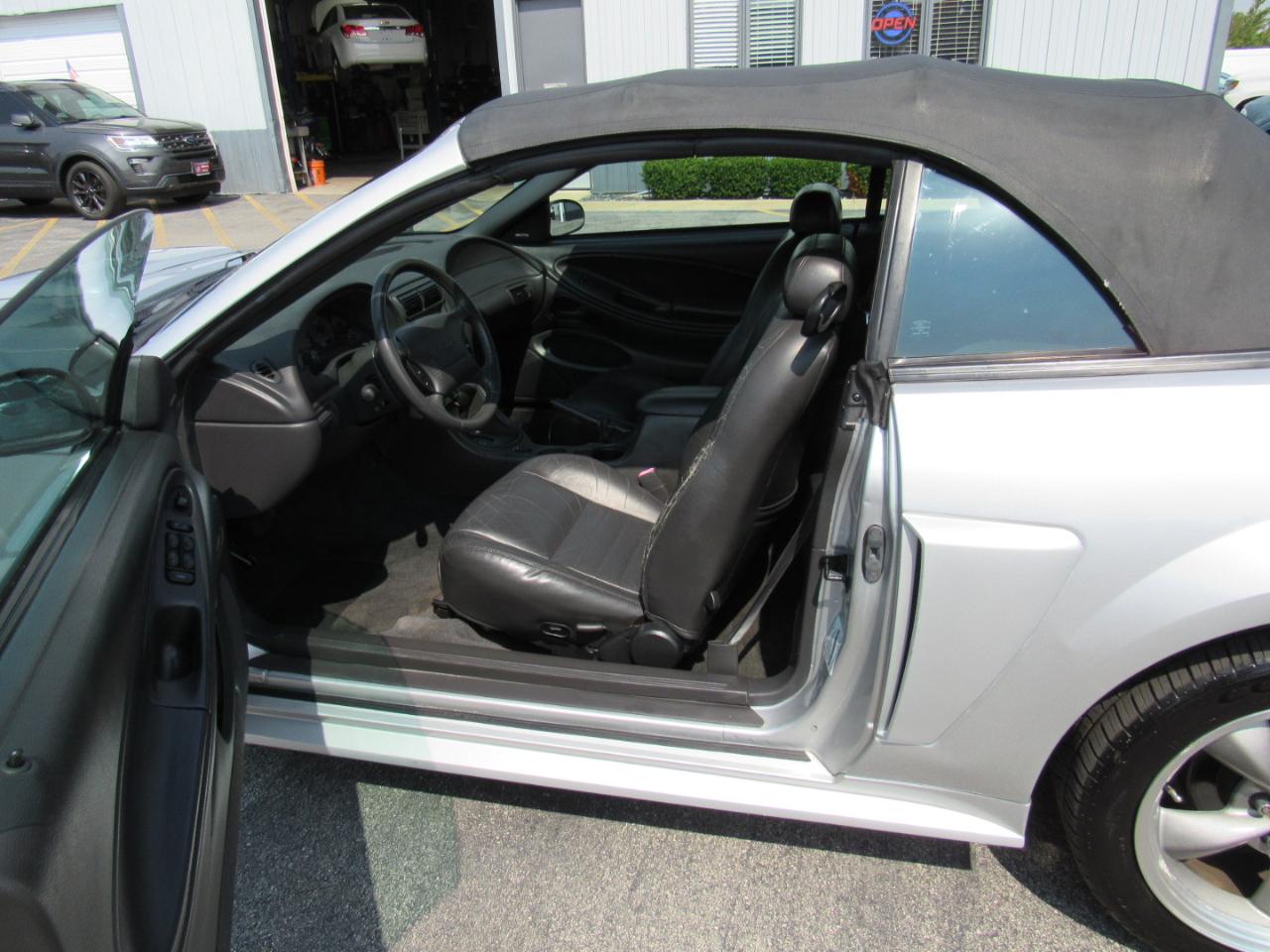 Ford Mustang 2dr Convertible GT Deluxe 2001