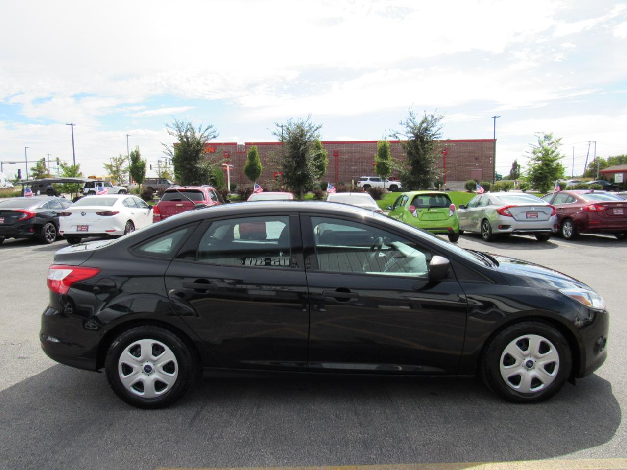 Ford Focus 4dr Sdn S 2014