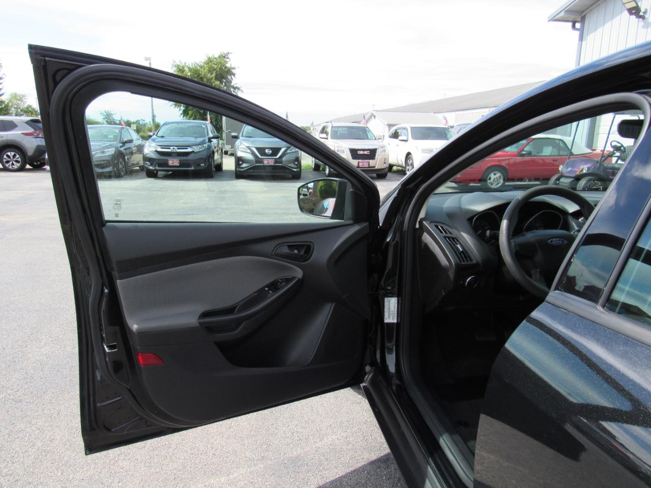 Ford Focus 4dr Sdn S 2014