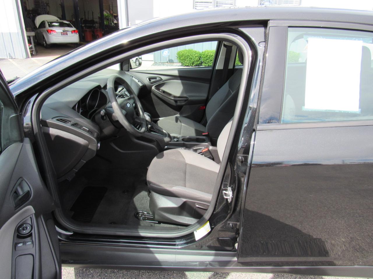 Ford Focus 4dr Sdn S 2014