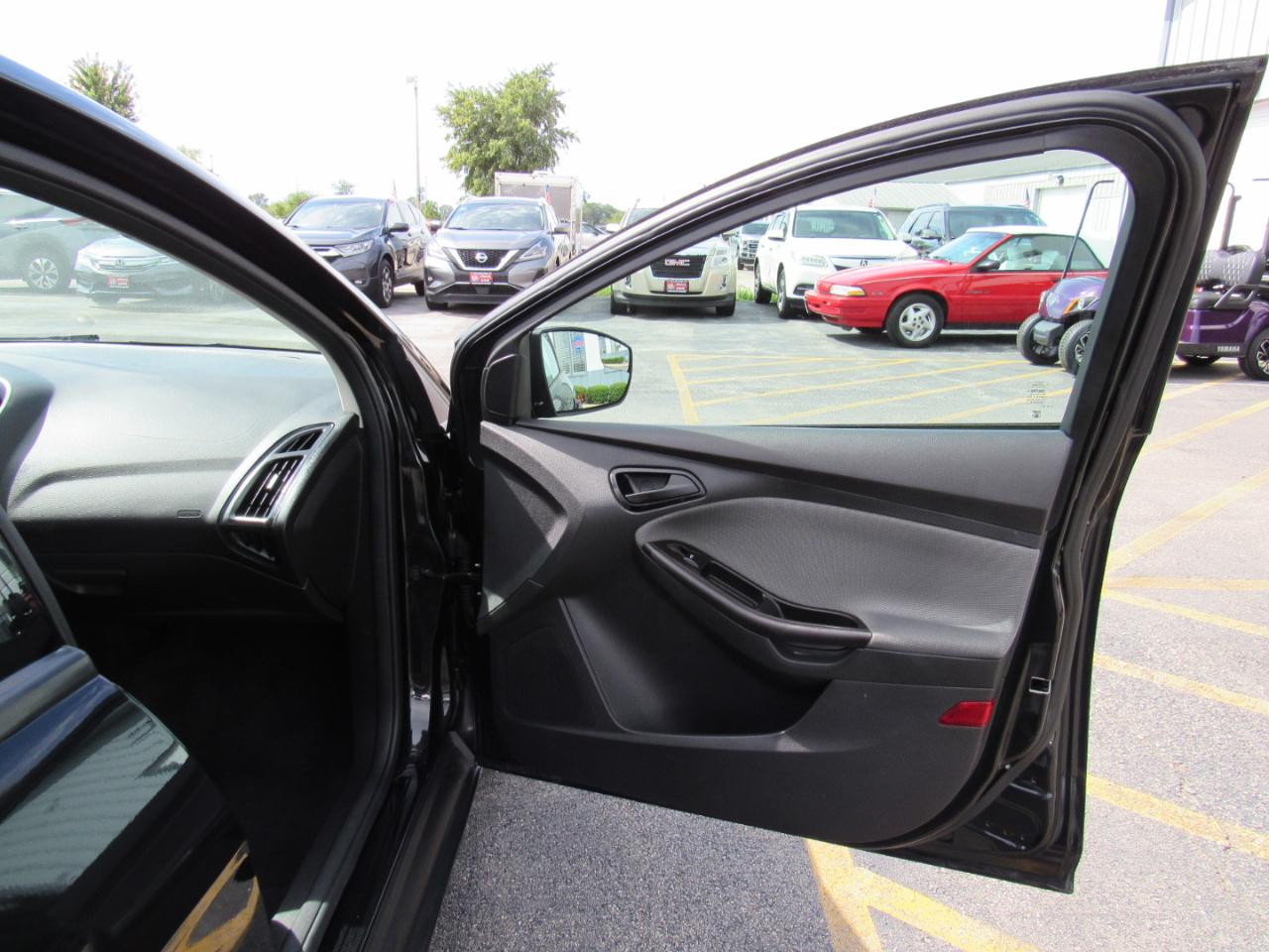 Ford Focus 4dr Sdn S 2014
