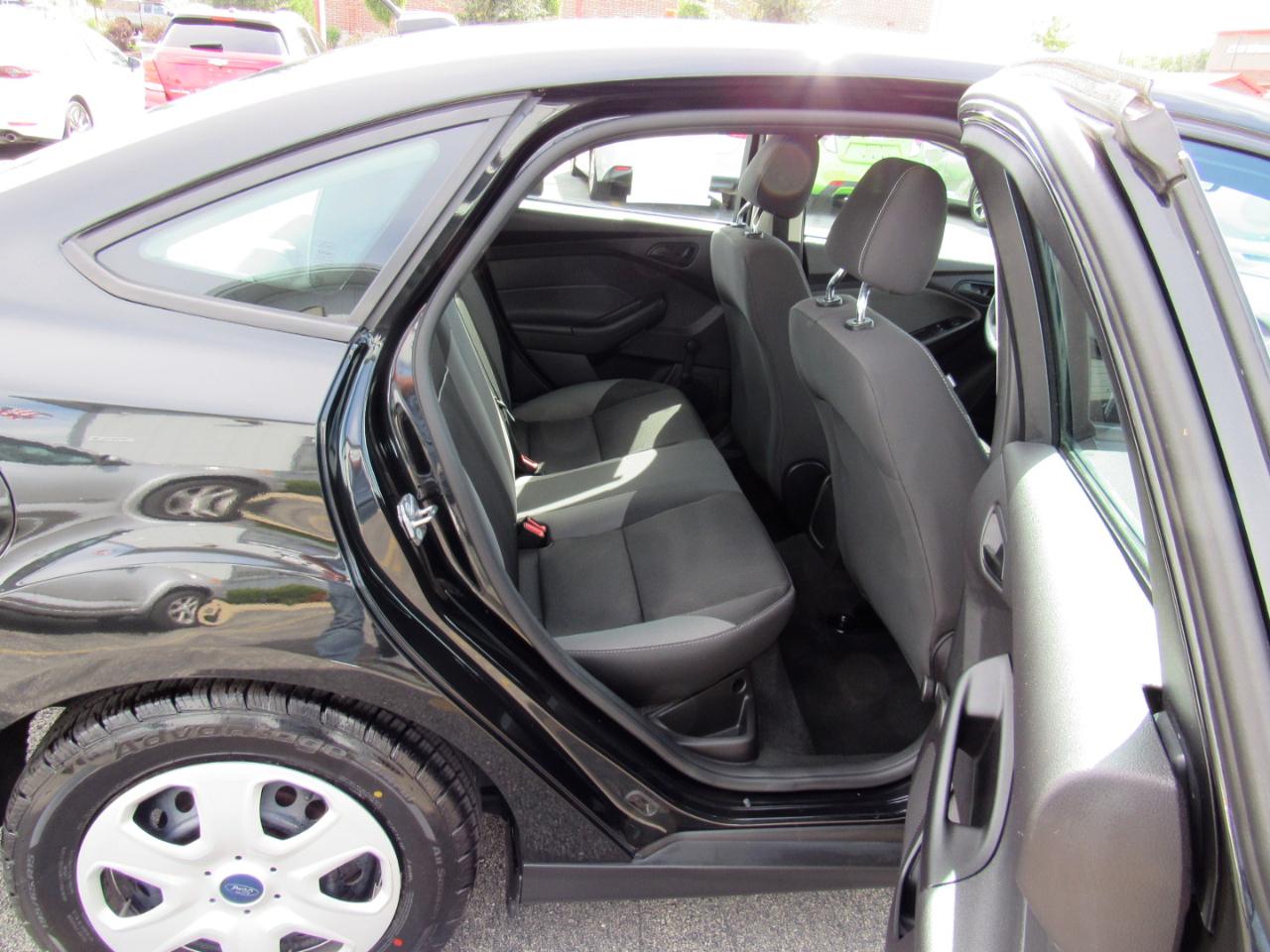 Ford Focus 4dr Sdn S 2014