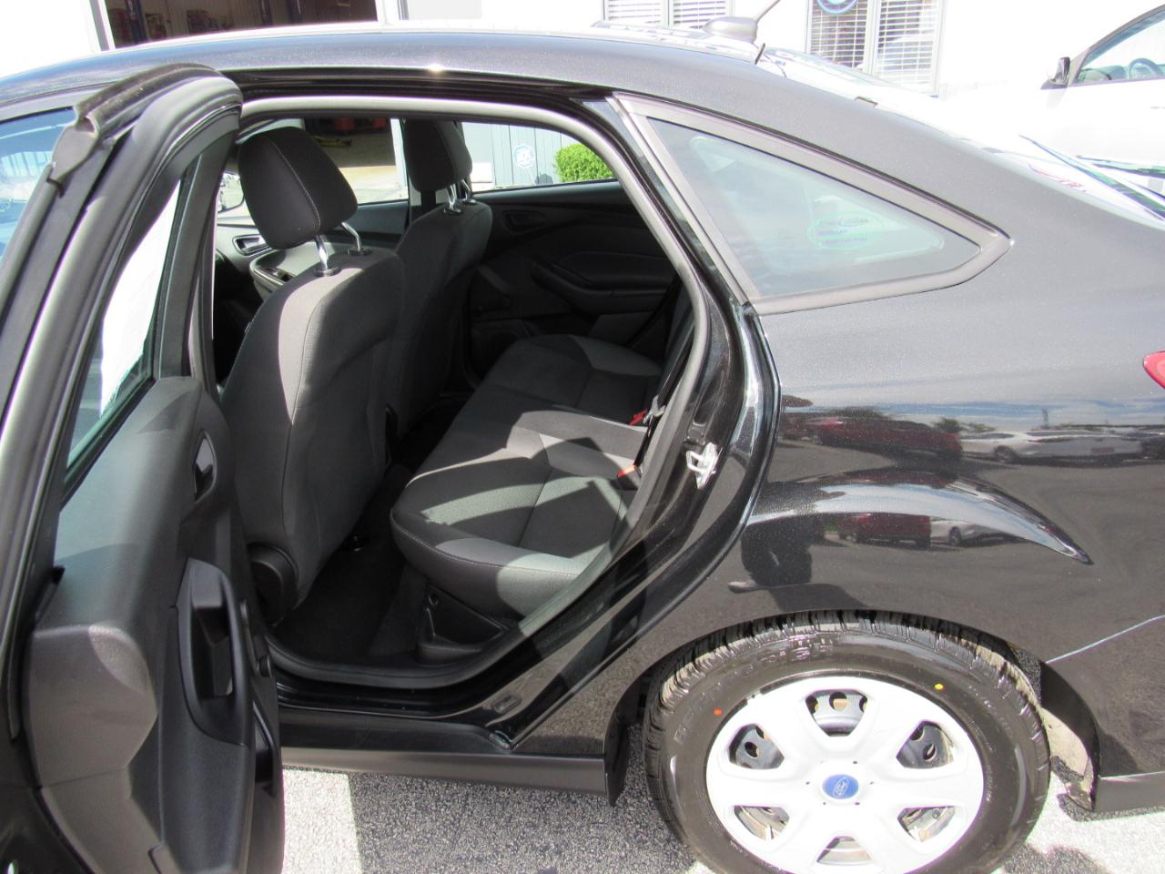 Ford Focus 4dr Sdn S 2014