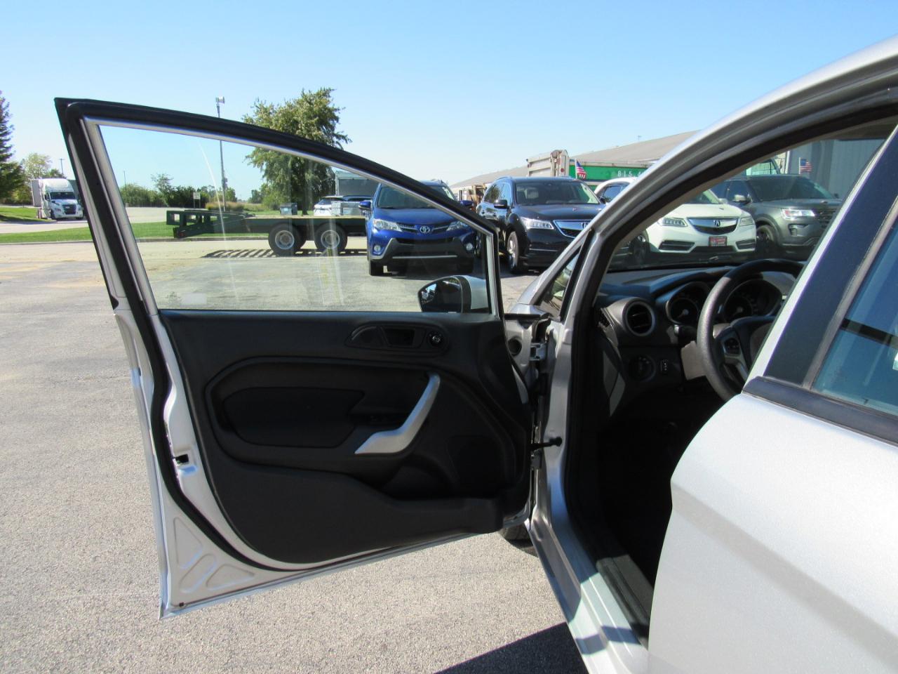 Ford Fiesta 4dr Sdn SE 2012