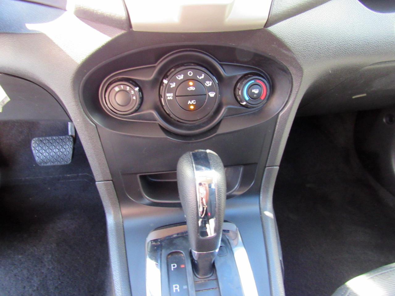 Ford Fiesta 4dr Sdn SE 2012