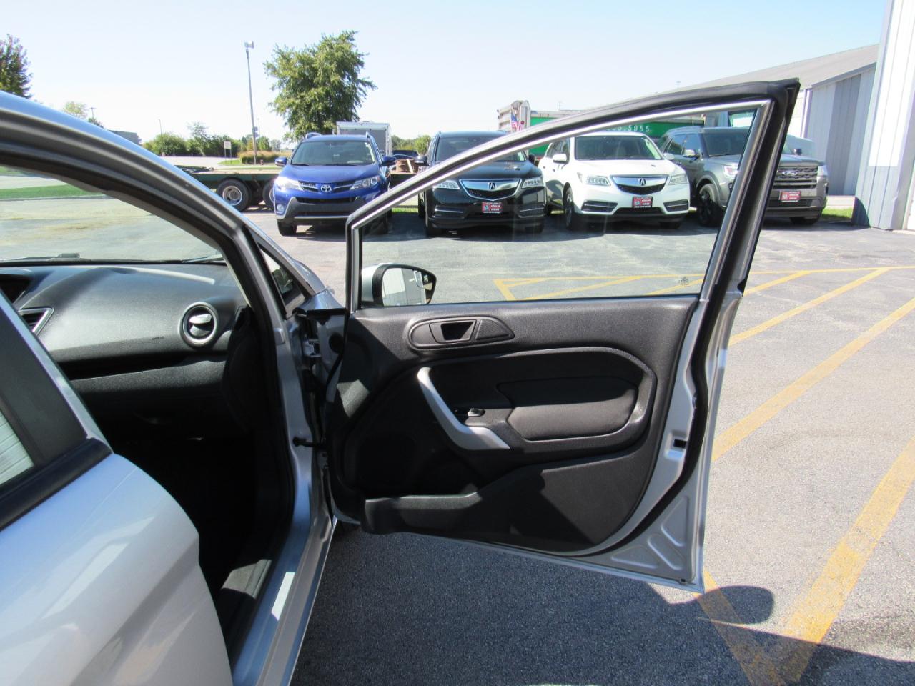 Ford Fiesta 4dr Sdn SE 2012