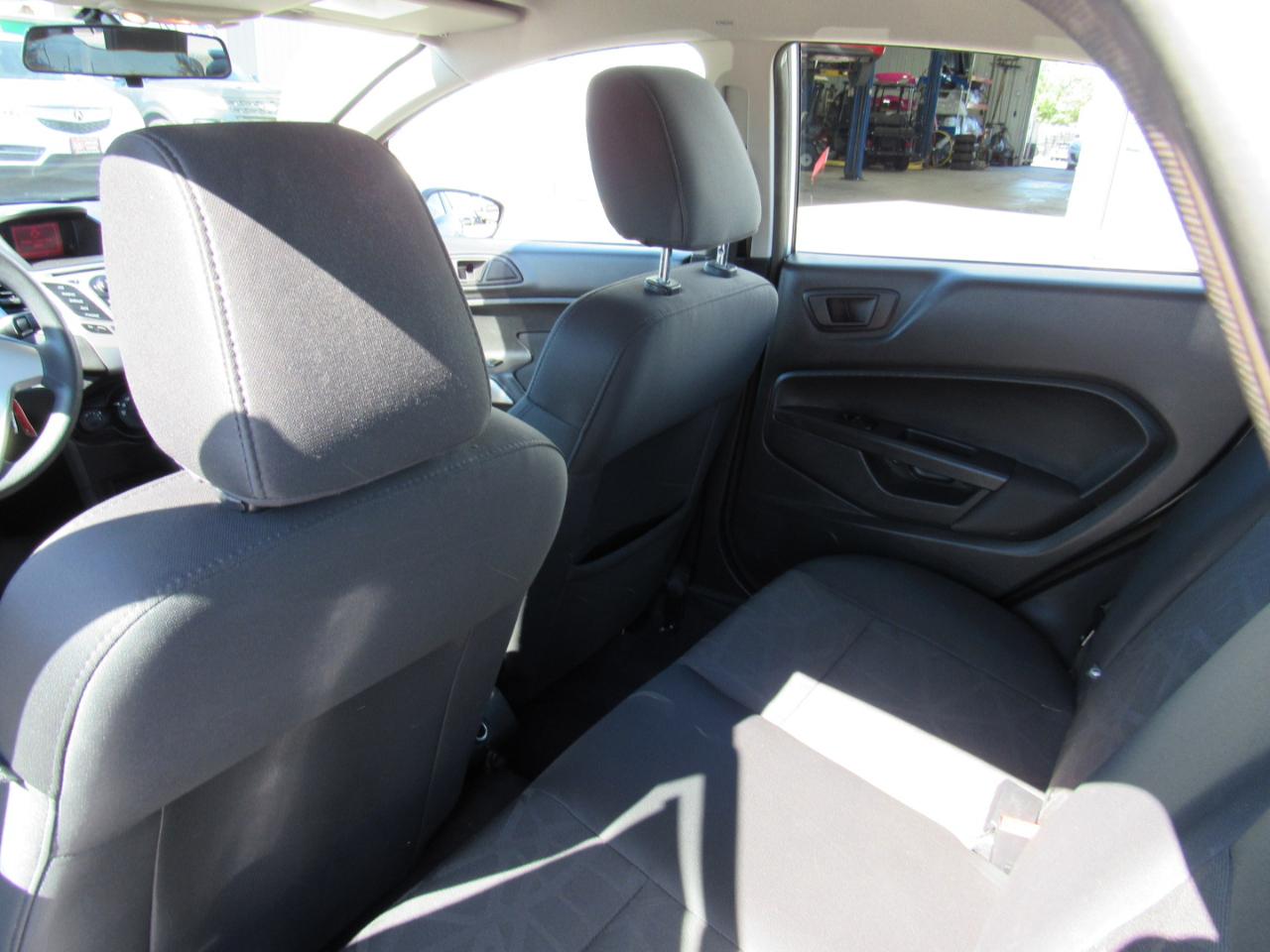 Ford Fiesta 4dr Sdn SE 2012