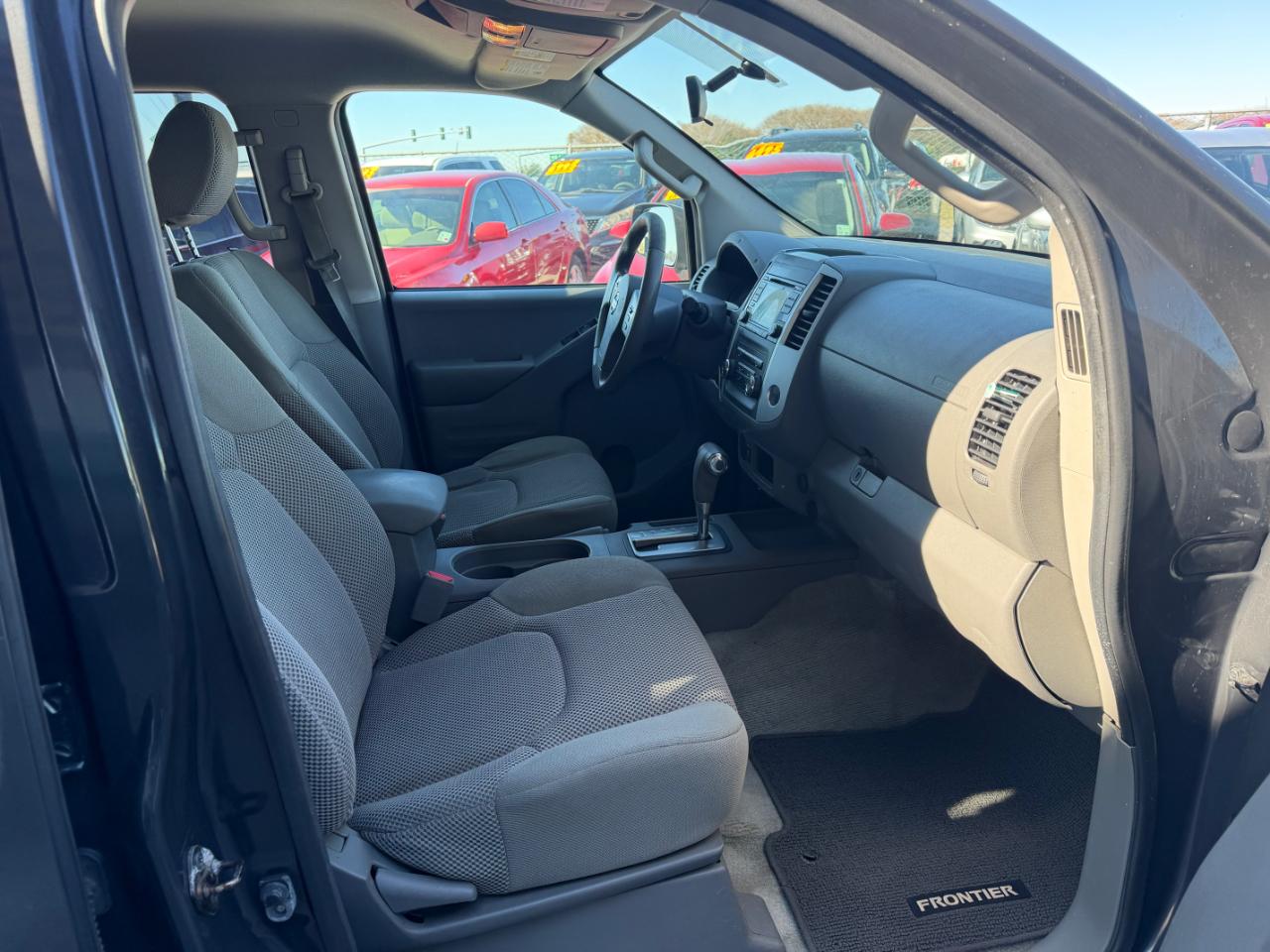 Nissan Frontier 2WD Crew Cab SWB Auto SV 2015