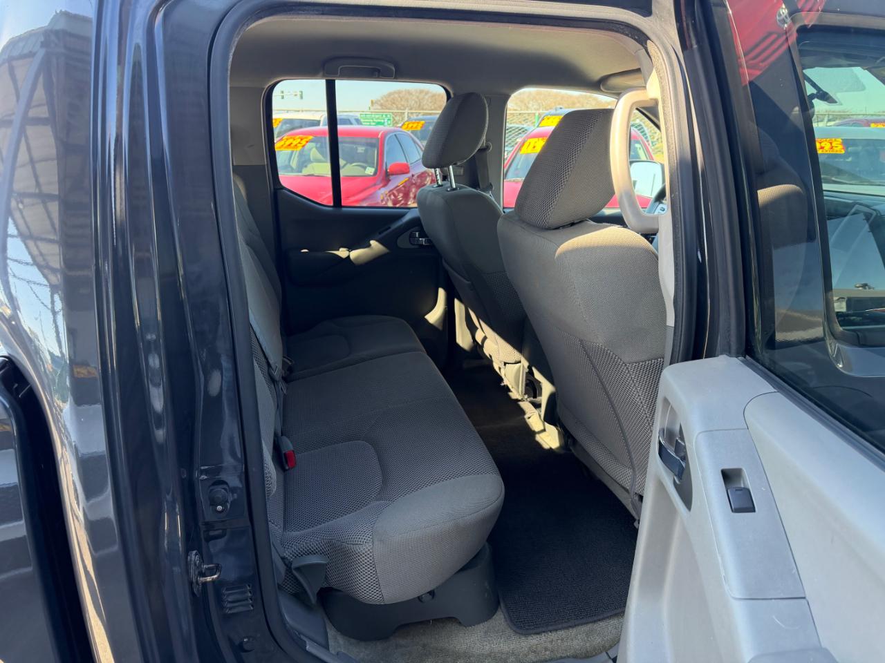 Nissan Frontier 2WD Crew Cab SWB Auto SV 2015