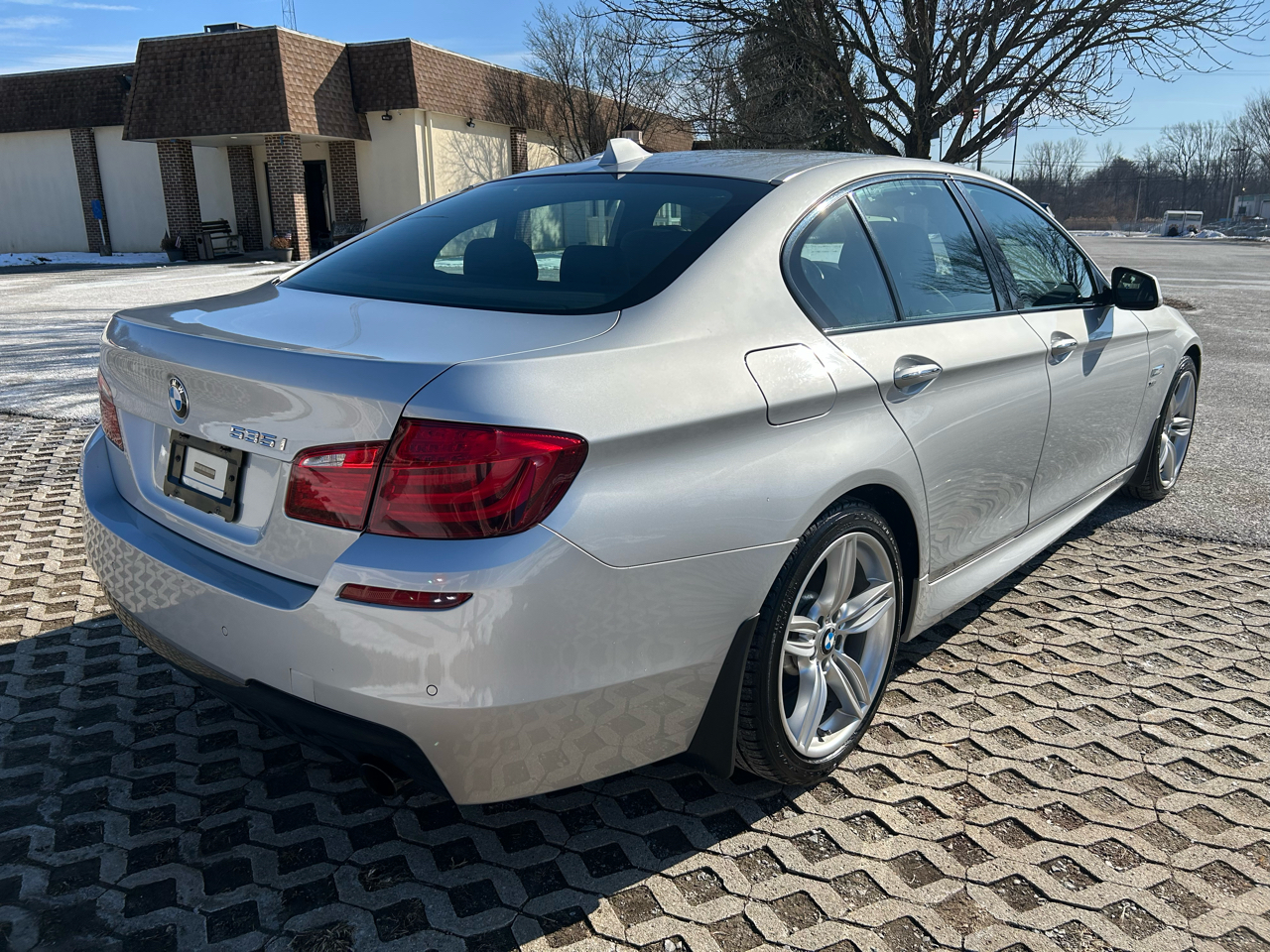 BMW 5-Series 535xi 2011
