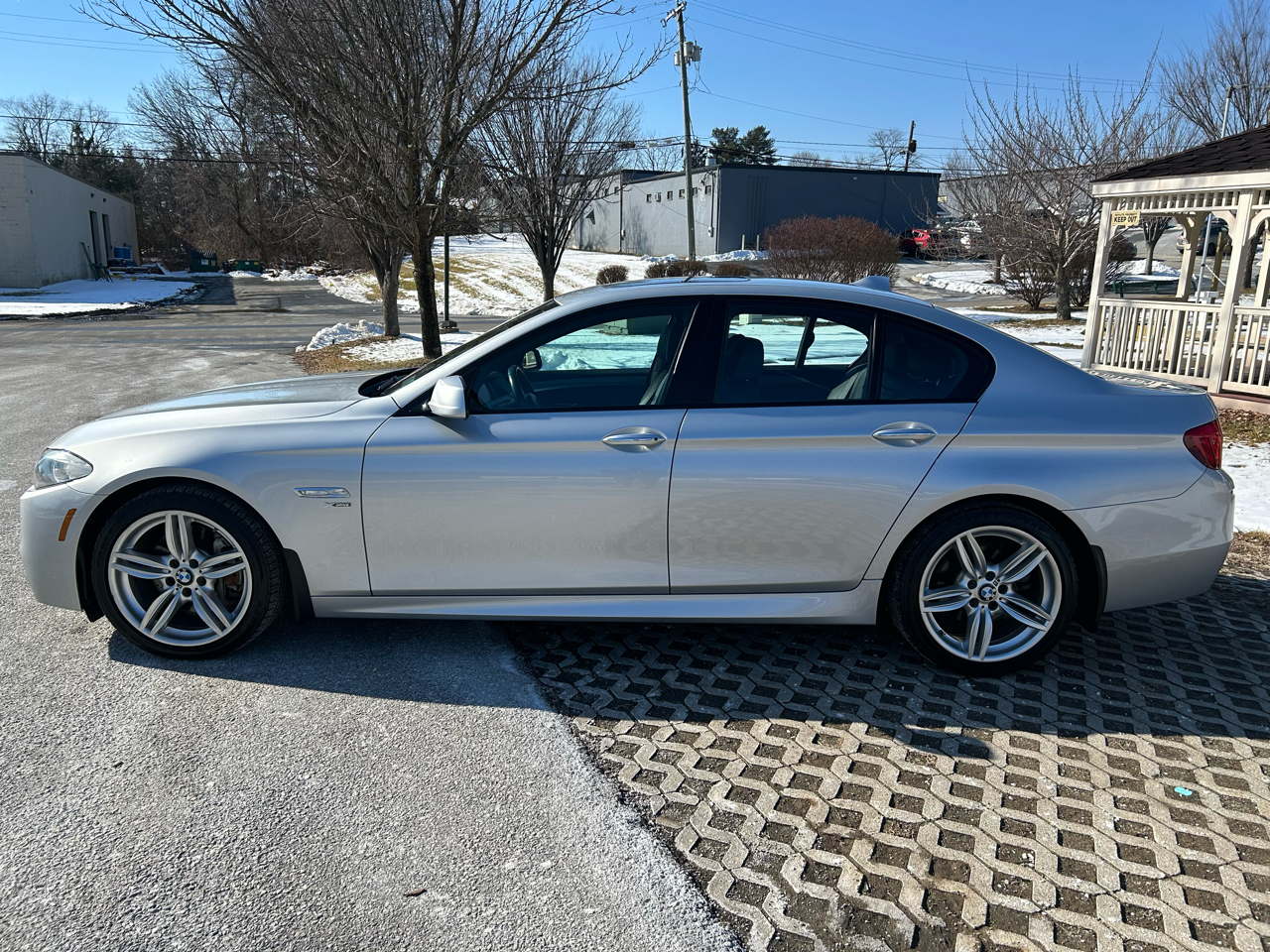 BMW 5-Series 535xi 2011